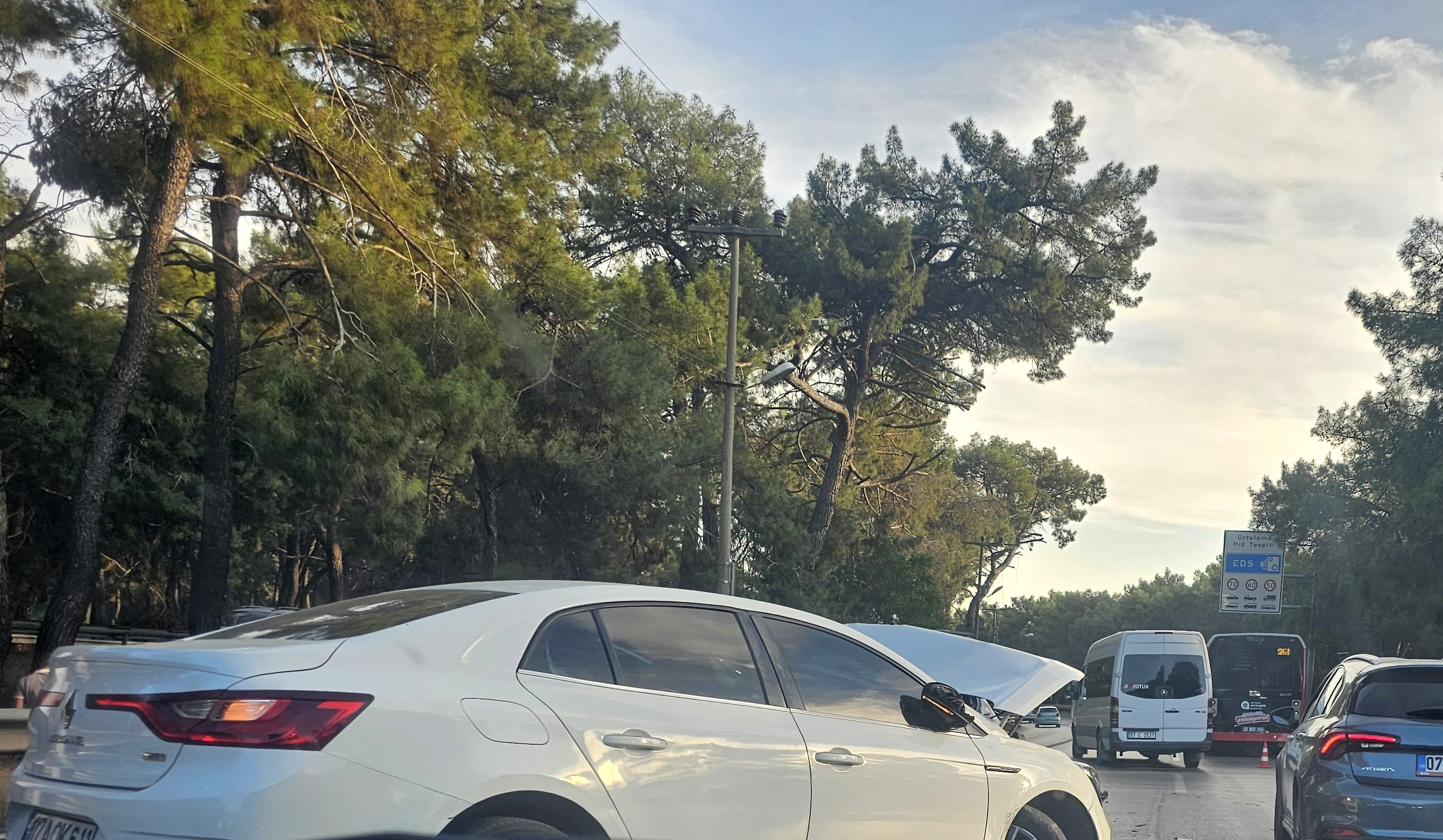 Antalya'da 3 Araçlı Kaza Trafiği Kilitledi