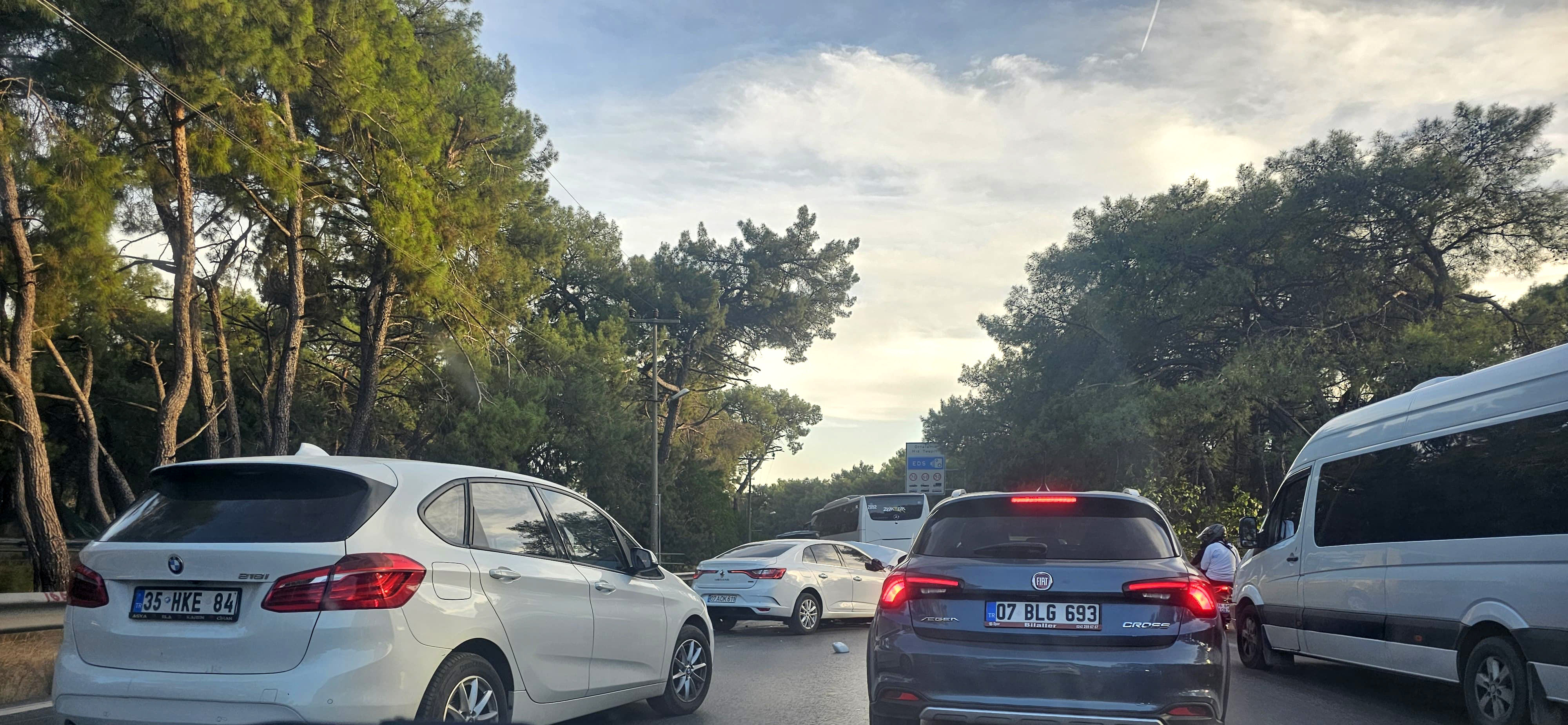 Antalya'da 3 Araçlı Kaza Trafiği Kilitledi