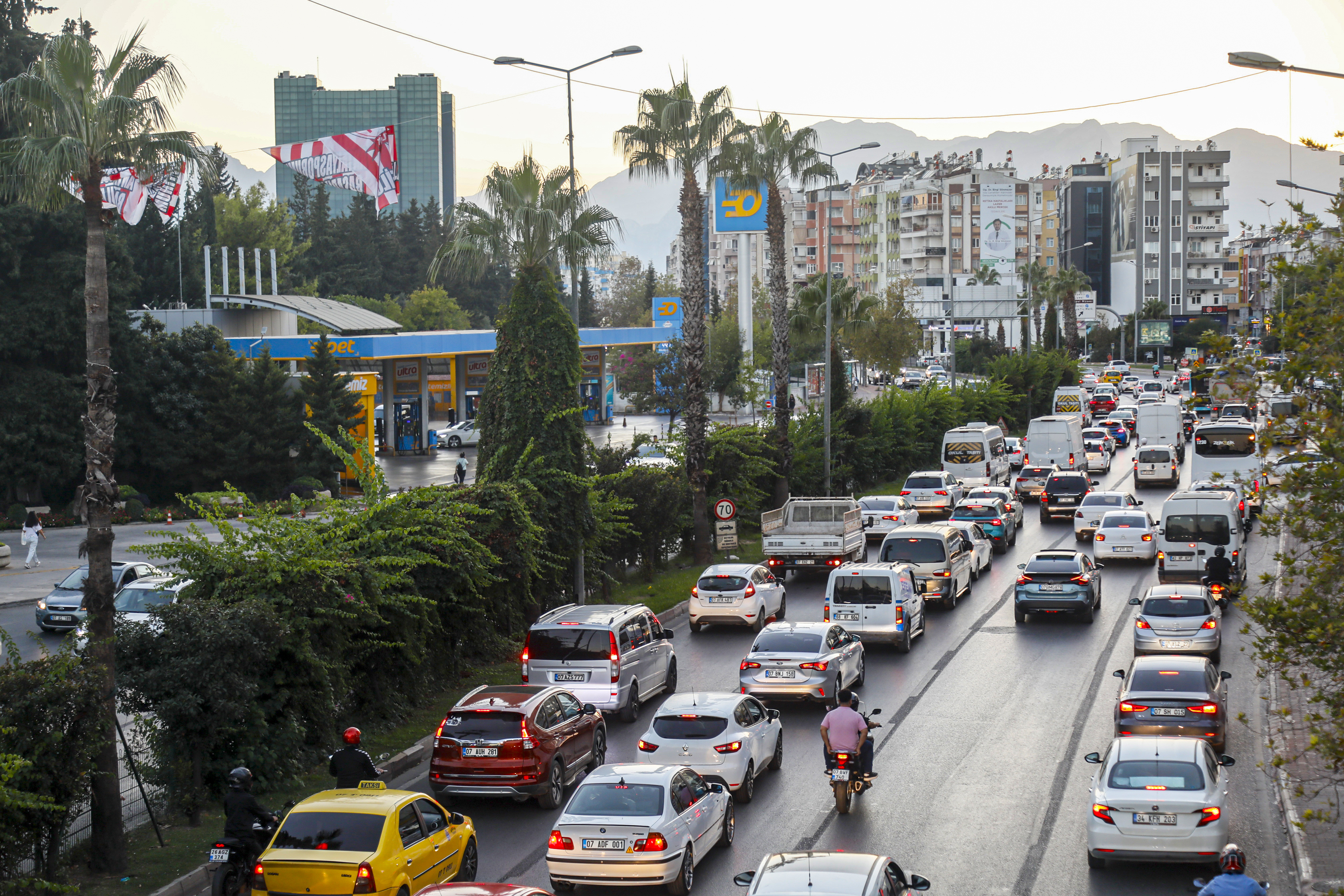 Kangren olan Antalya trafiğine 'boyalı şerit' modeli