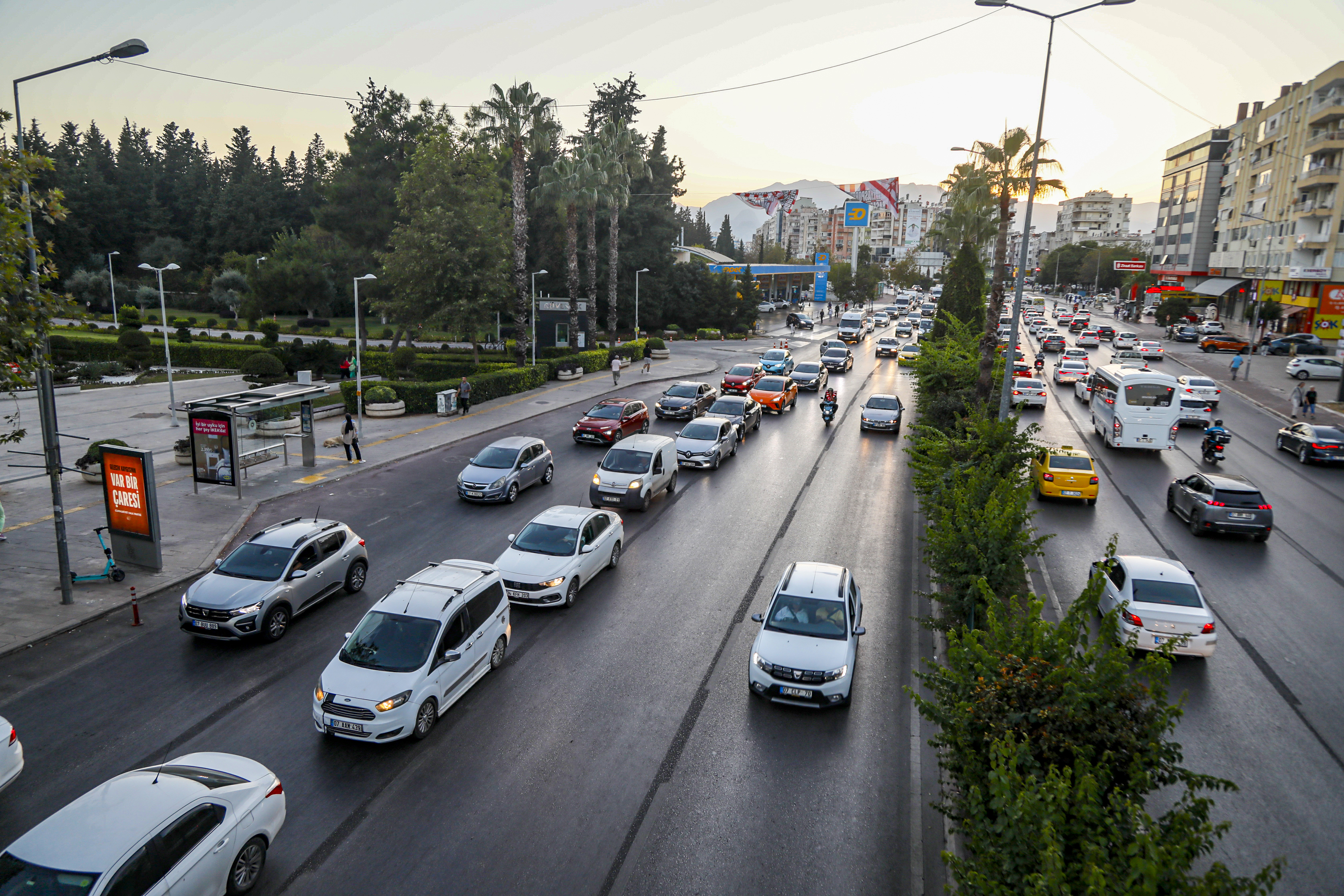 Kangren olan Antalya trafiğine 'boyalı şerit' modeli