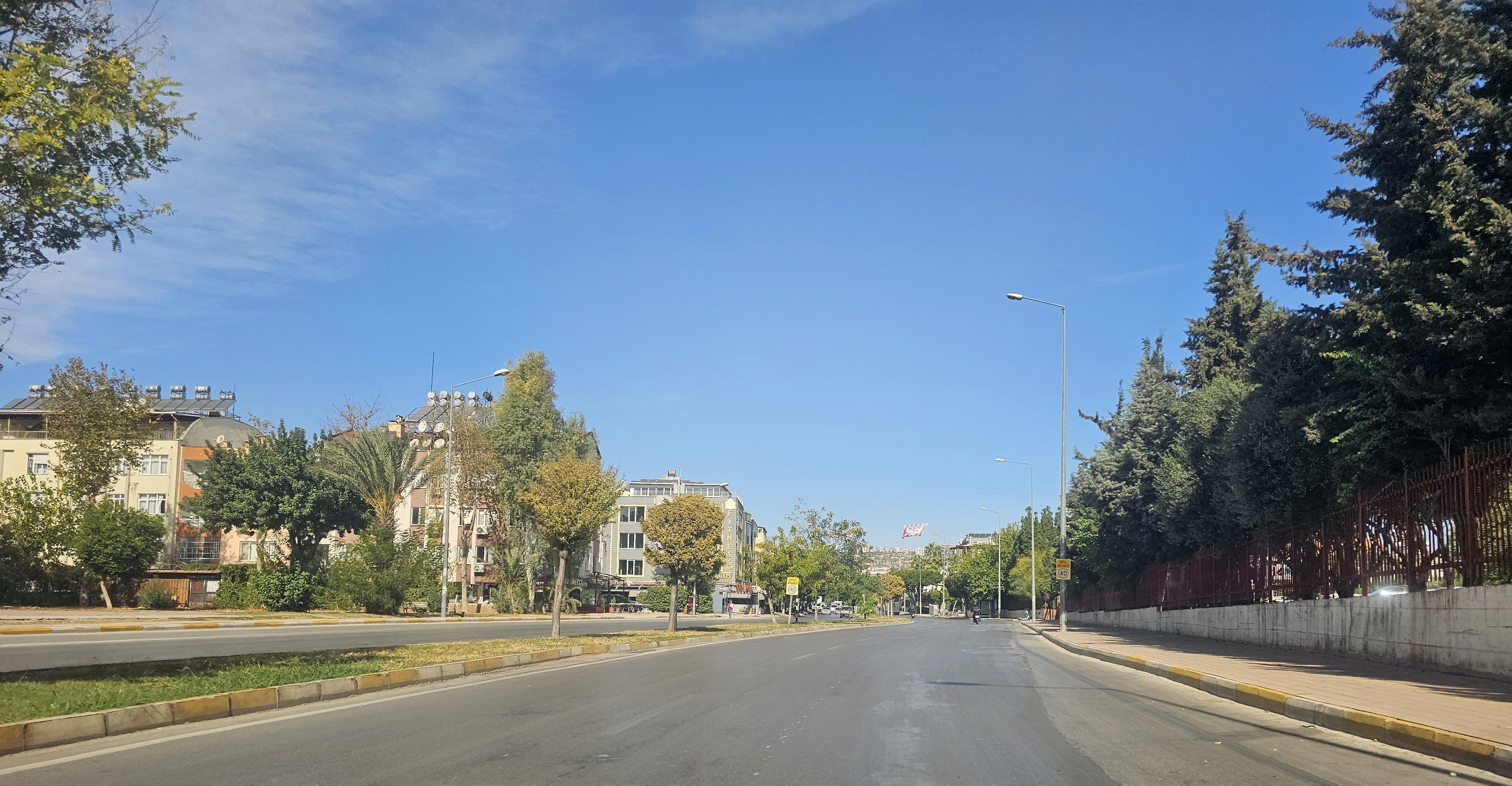 Antalya’da Bozuk Yollar ve Silinmiş Trafik Çizgileri Sürücülere Zor Anlar Yaşatıyor