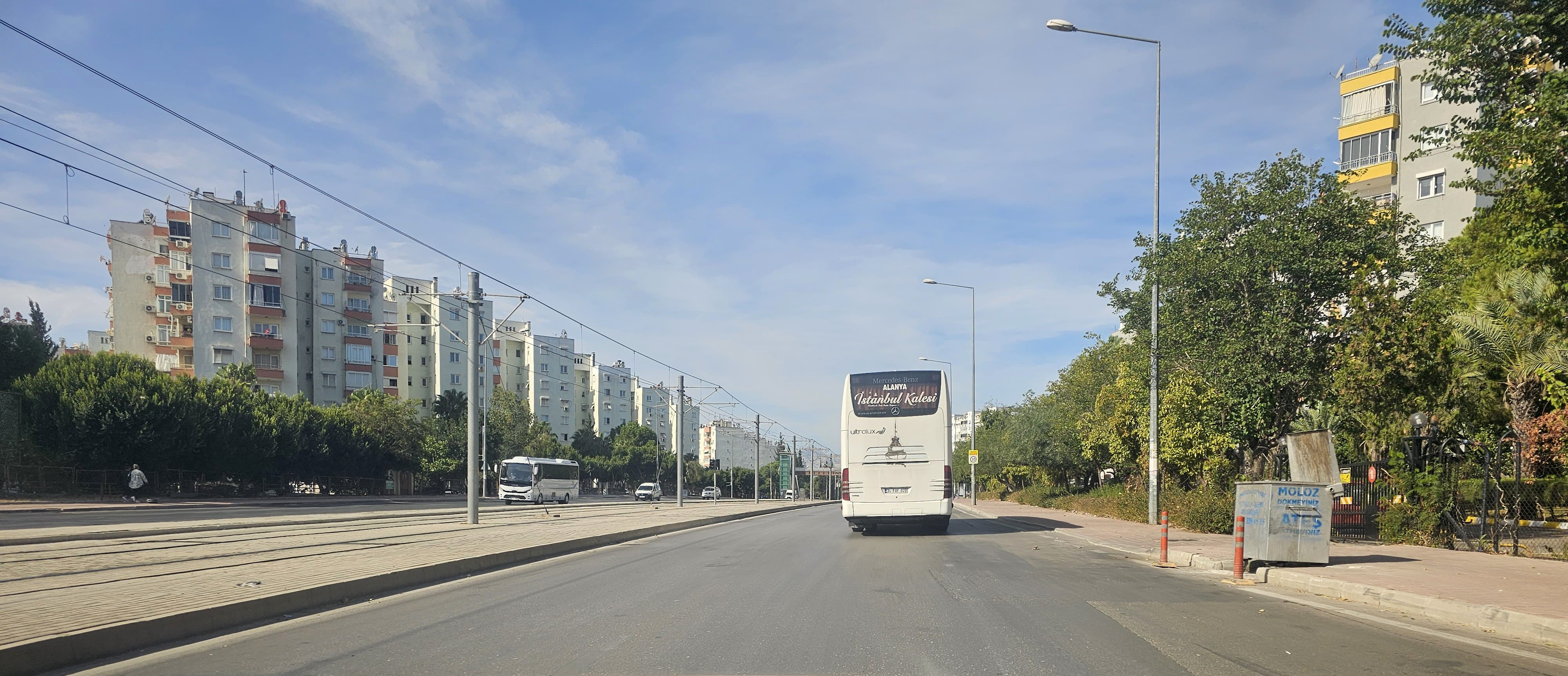 Antalya’da Bozuk Yollar ve Silinmiş Trafik Çizgileri Sürücülere Zor Anlar Yaşatıyor