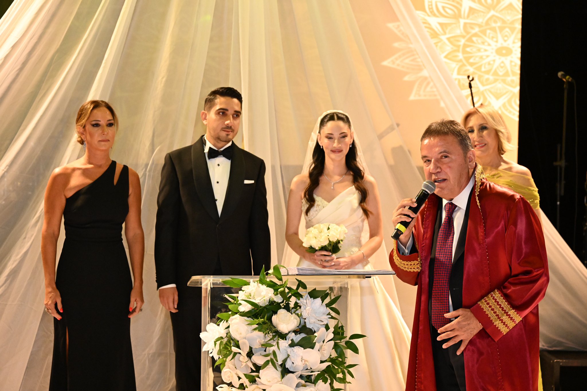 Sedat Peker’in Kızı Esra Peker ve Ali Enes Bulut Görkemli Bir Törenle Evlendi