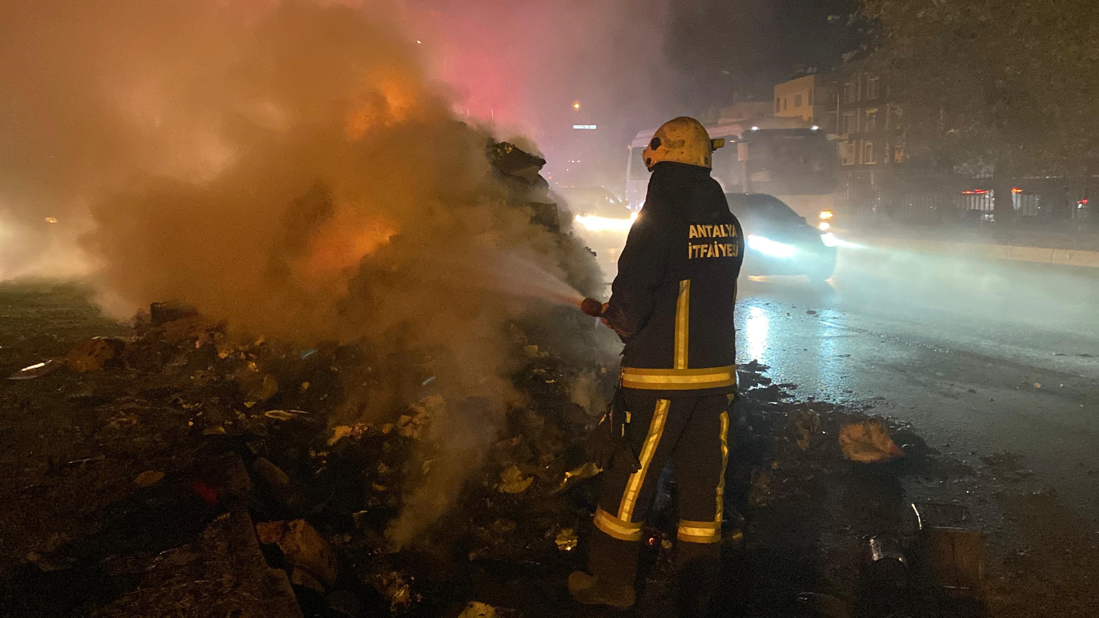Hareket Halindeki Çöp Kamyonu Yanmaya Başladı