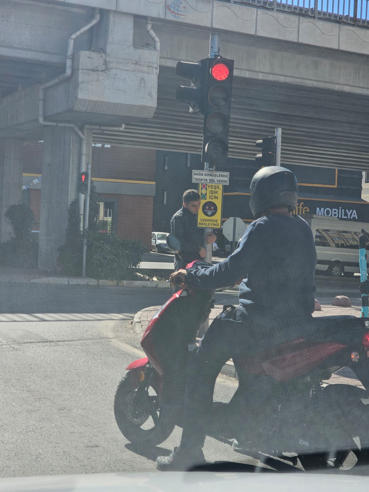 Antalya’da Madde Bağımlısı Genç Direğe Sarılarak Çevreye Rahatsızlık Verdi