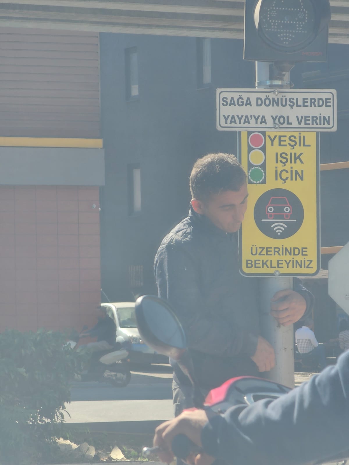 Antalya’da Madde Bağımlısı Genç Direğe Sarılarak Çevreye Rahatsızlık Verdi