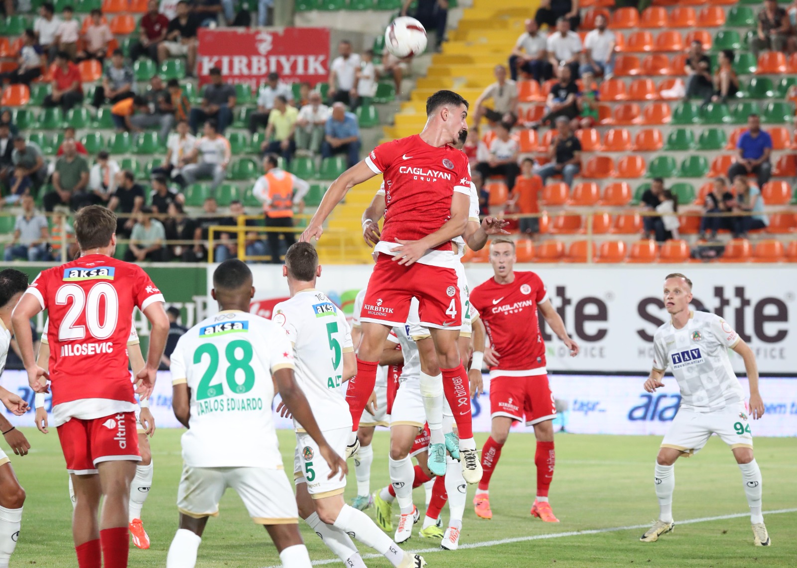 Antalya Derbisi: Antalyaspor ve Alanyaspor Alt Sıralardan Kurtulmak İçin Karşı Karşıya