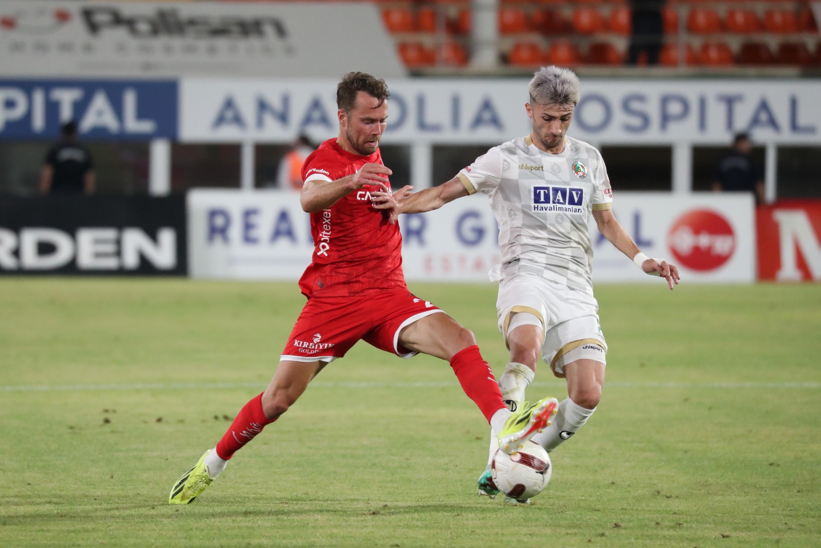 Antalya Derbisi: Antalyaspor ve Alanyaspor Alt Sıralardan Kurtulmak İçin Karşı Karşıya