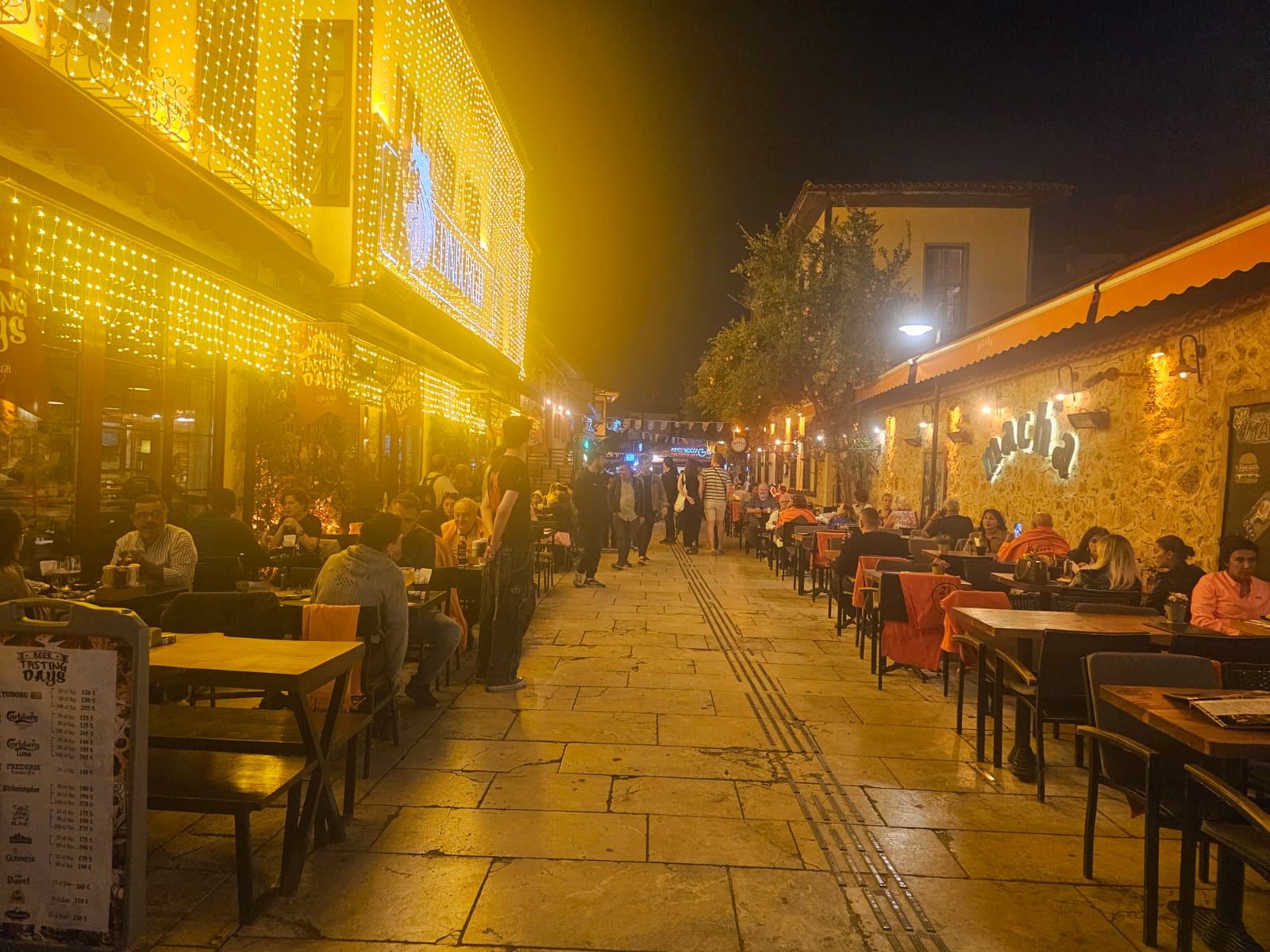 Kaleiçi'nde Hafta Sonu Yoğunluğu: Yerli ve Yabancı Misafirlerin Uğrak Noktası