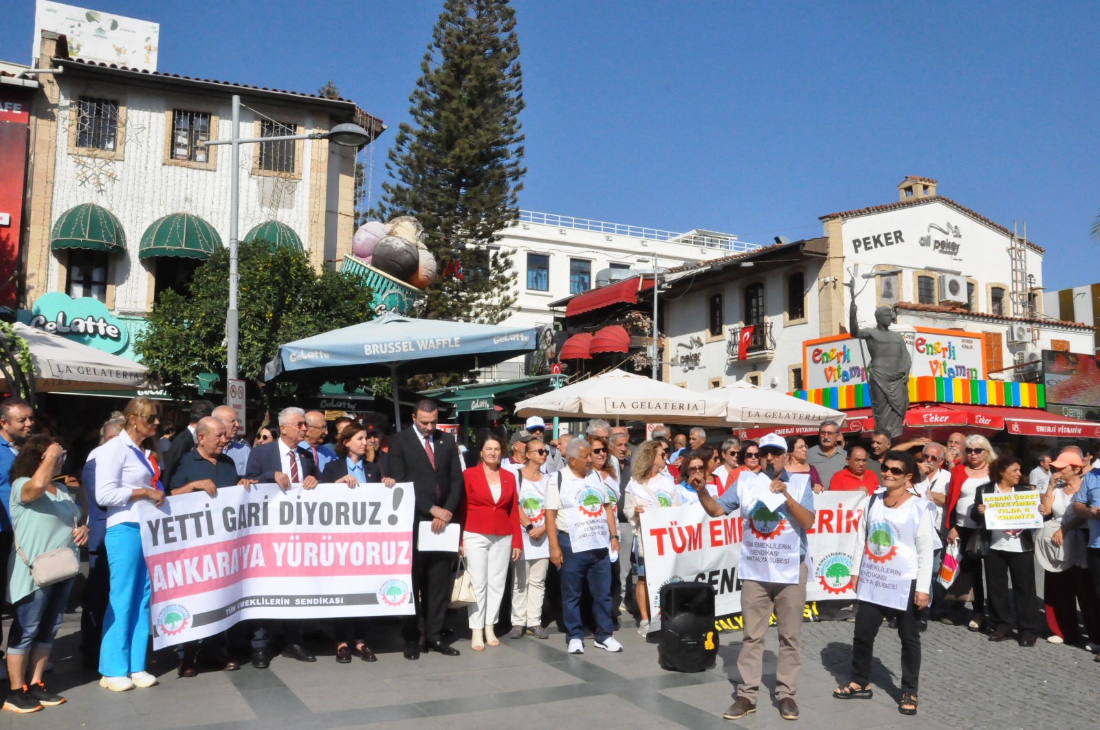 Antalya'da Emekliler Sokağa Çıktı