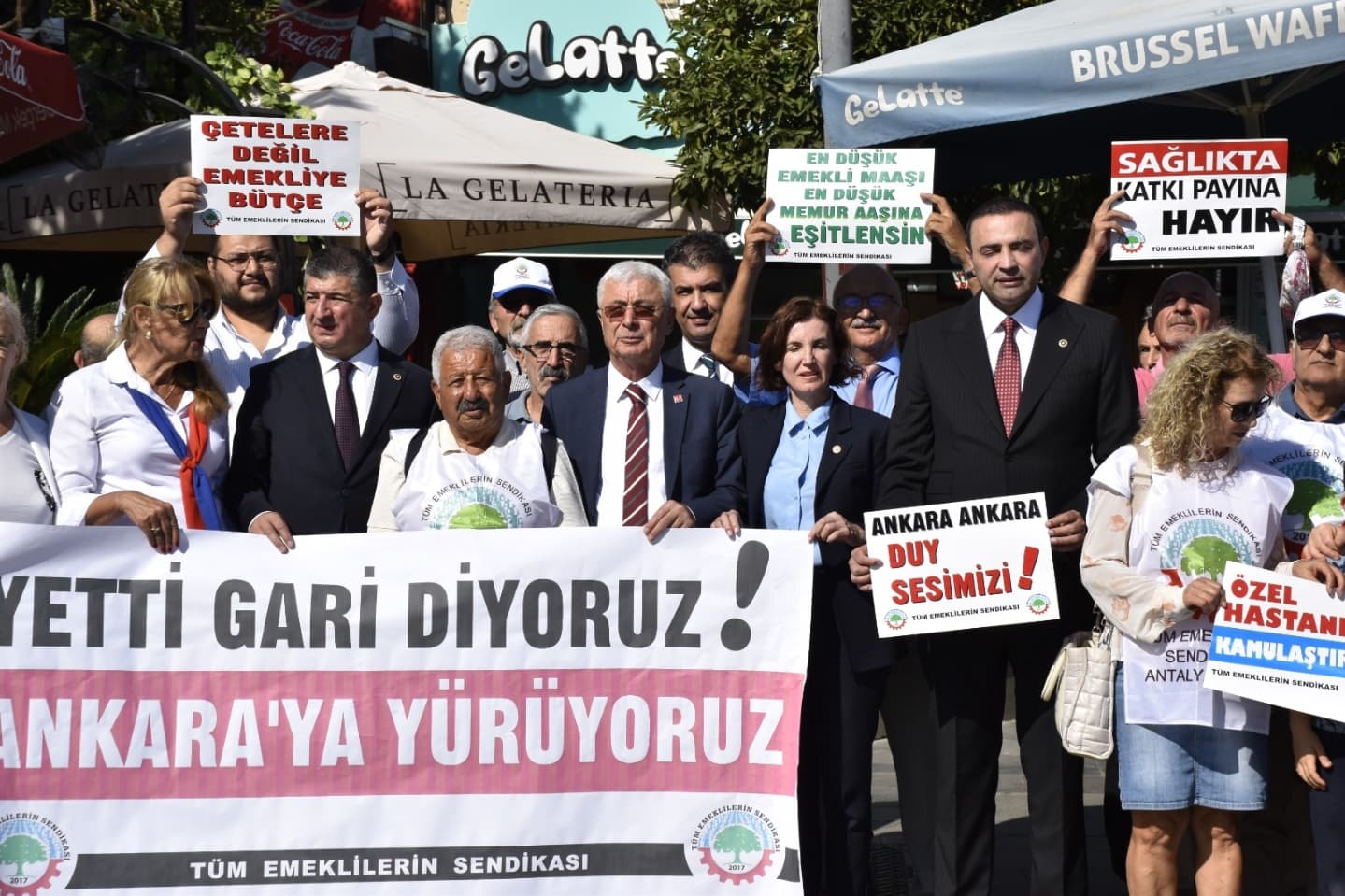 Antalya'da Emekliler Sokağa Çıktı