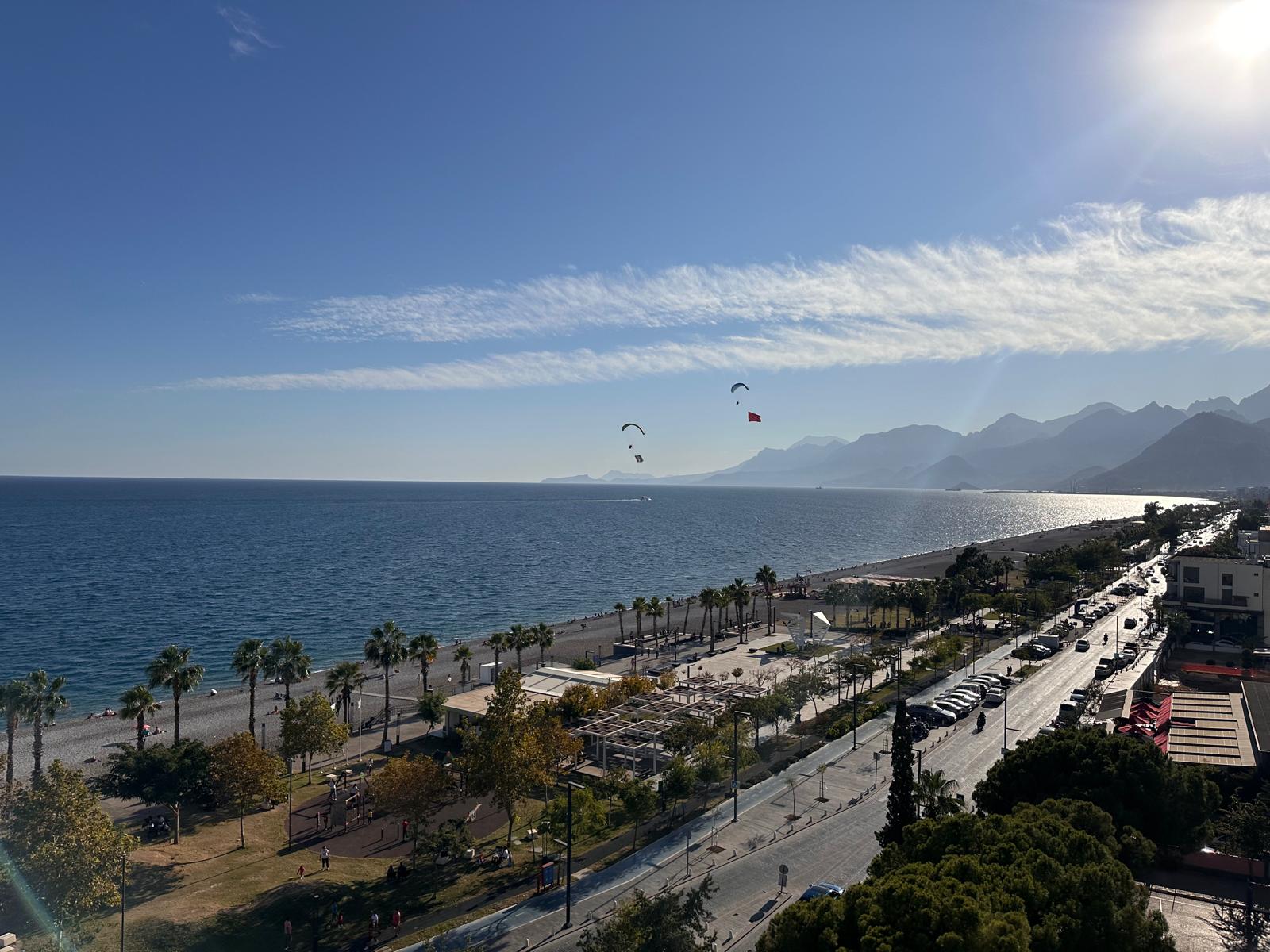 Resmi Tatil Nedeniyle Antalya'da Vatandaşlar Kendilerini Sokağa Attı