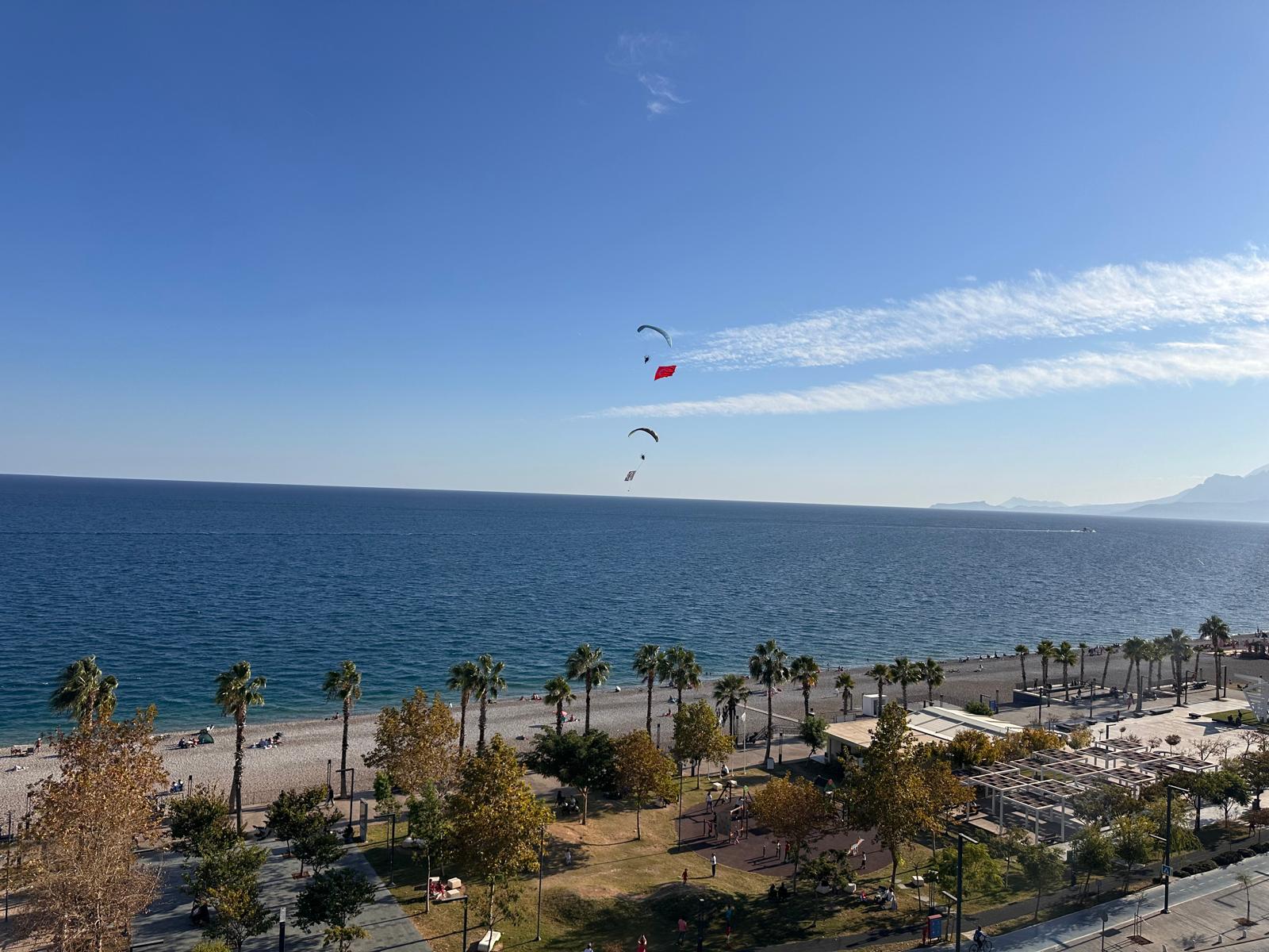 Resmi Tatil Nedeniyle Antalya'da Vatandaşlar Kendilerini Sokağa Attı