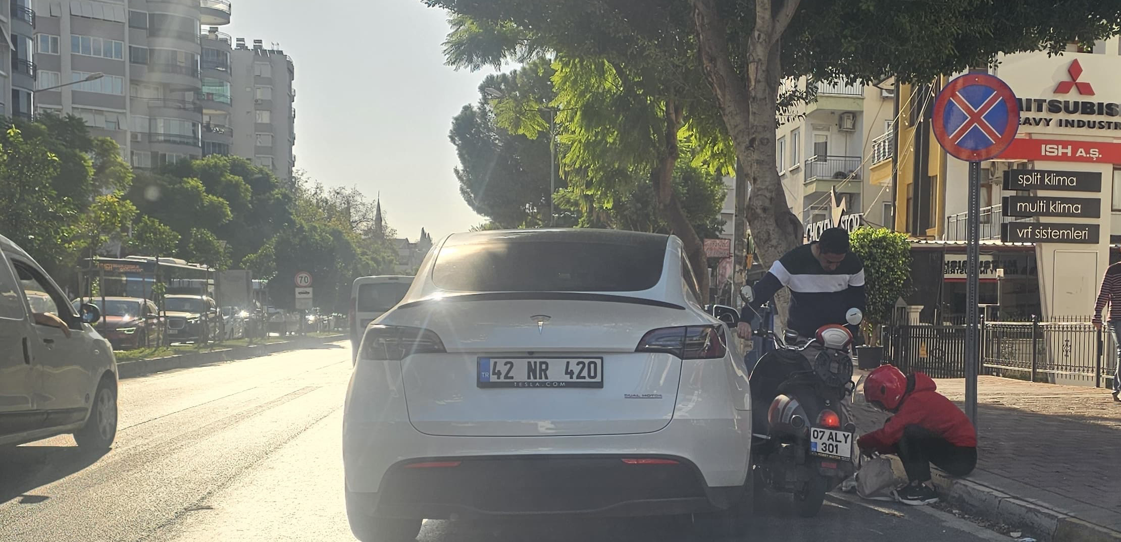 Araç ile motor kaza yaptı