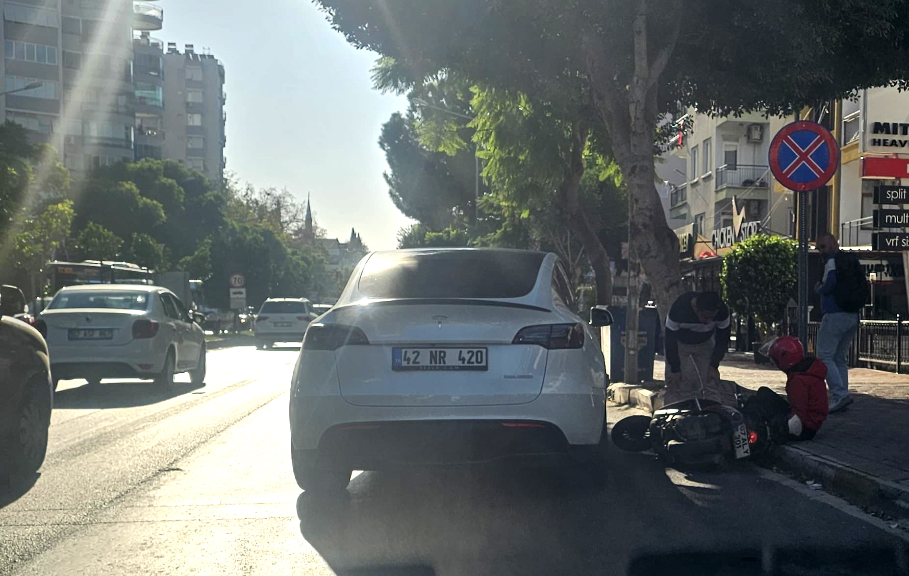 Araç ile motor kaza yaptı