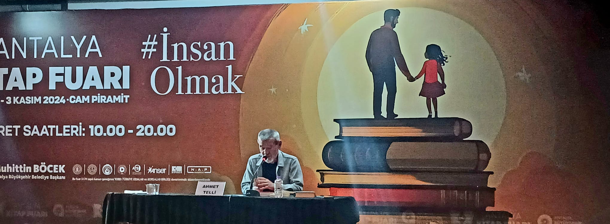 Antalya Kitap Fuarı’nda Ahmet Telli Sevenleriyle Buluştu