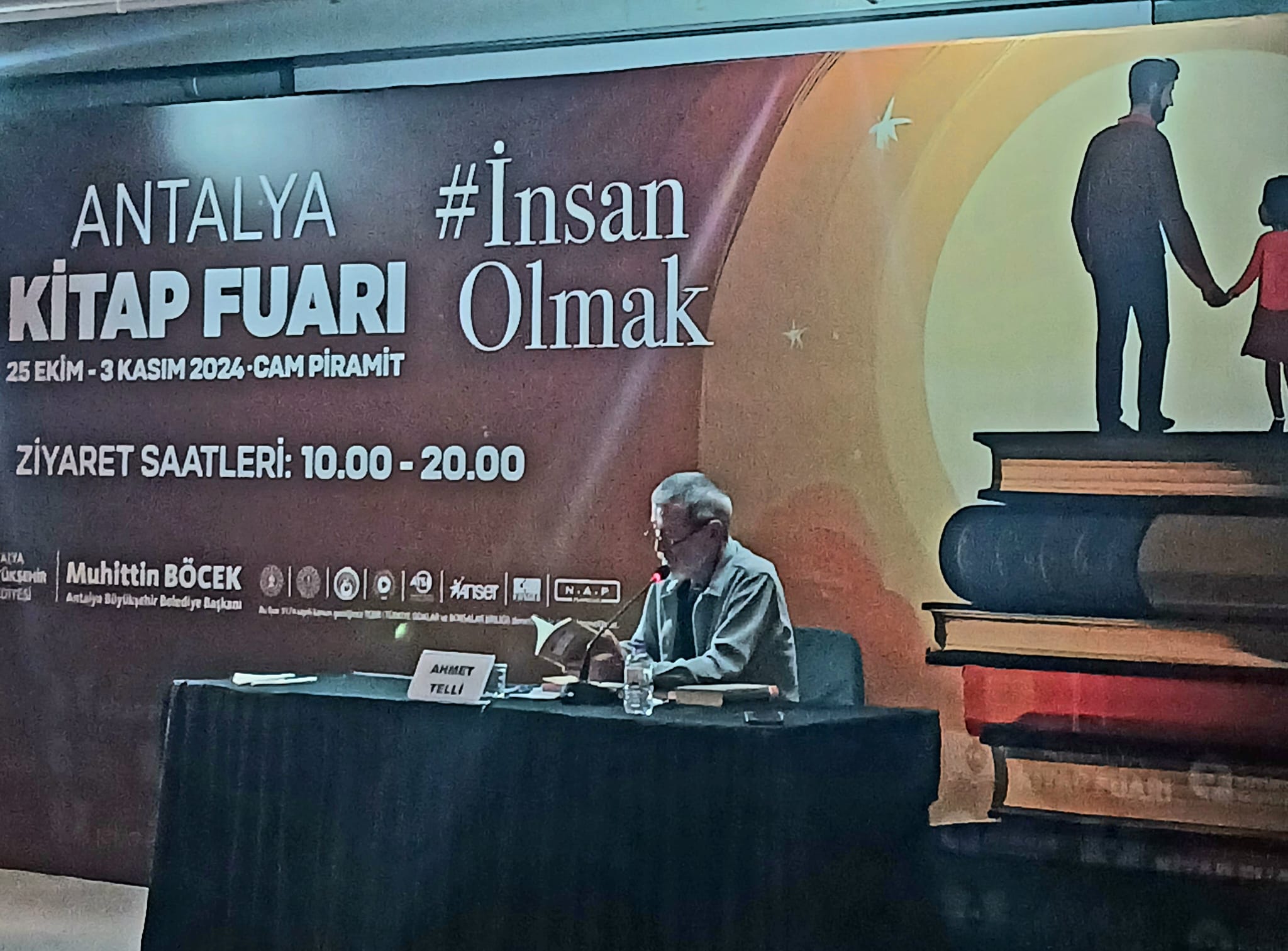 Antalya Kitap Fuarı’nda Ahmet Telli Sevenleriyle Buluştu