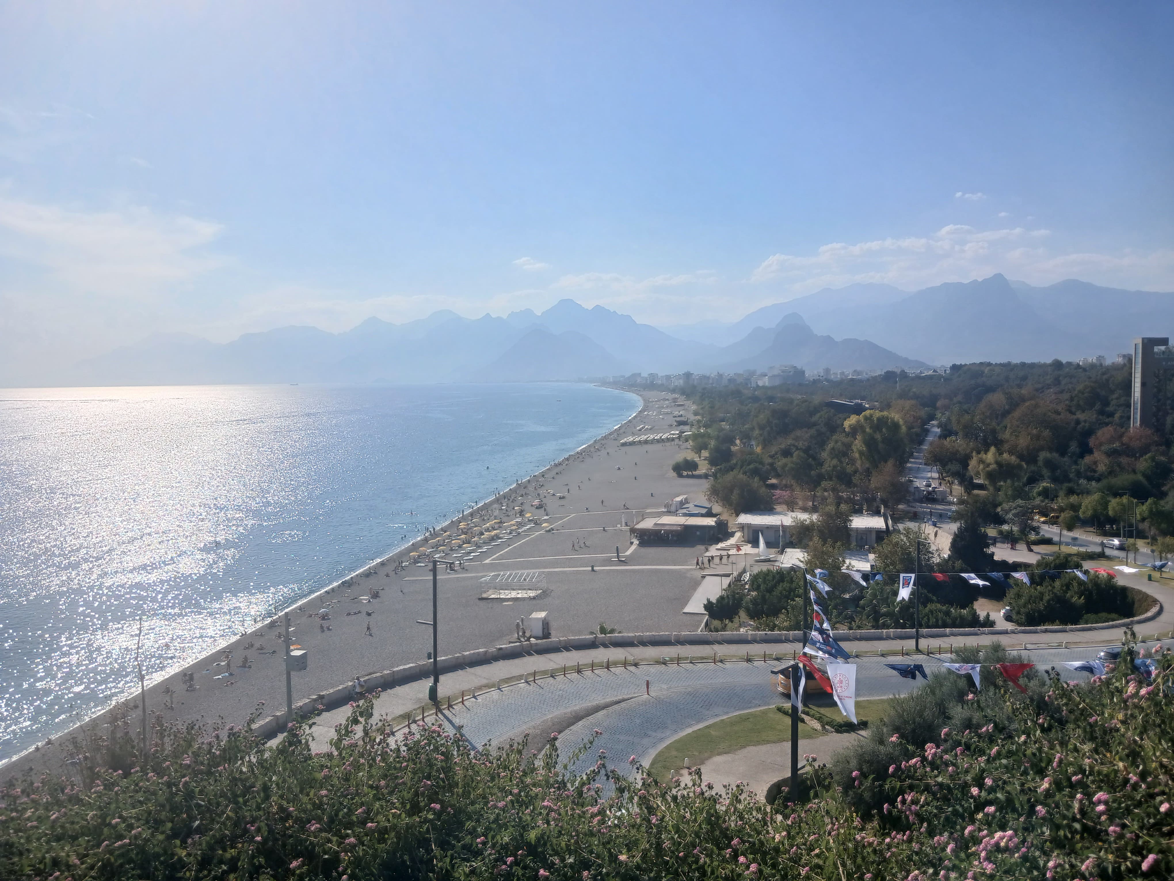 Antalya’da Kasım Sıcağı: Sahiller Yaz Gibi