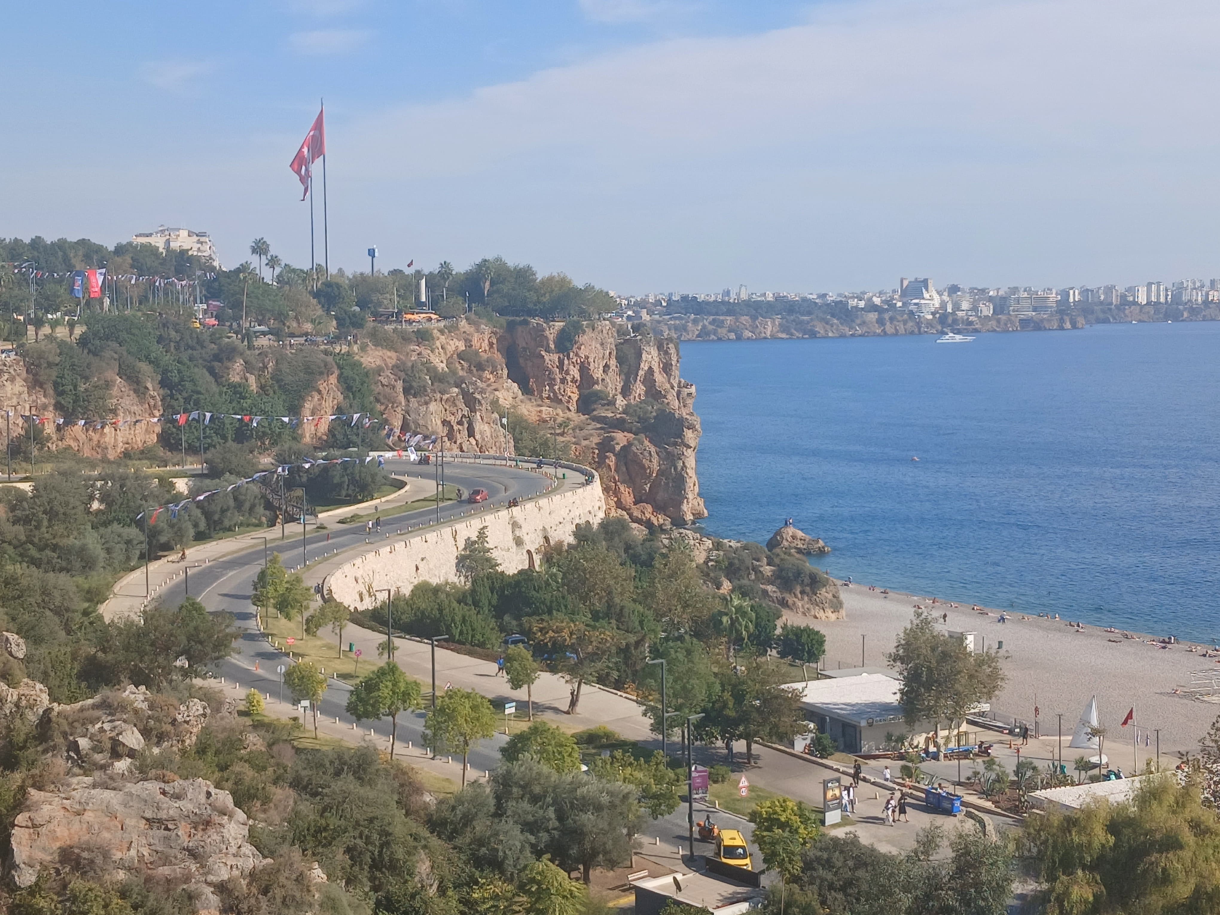 Antalya’da Kasım Sıcağı: Sahiller Yaz Gibi
