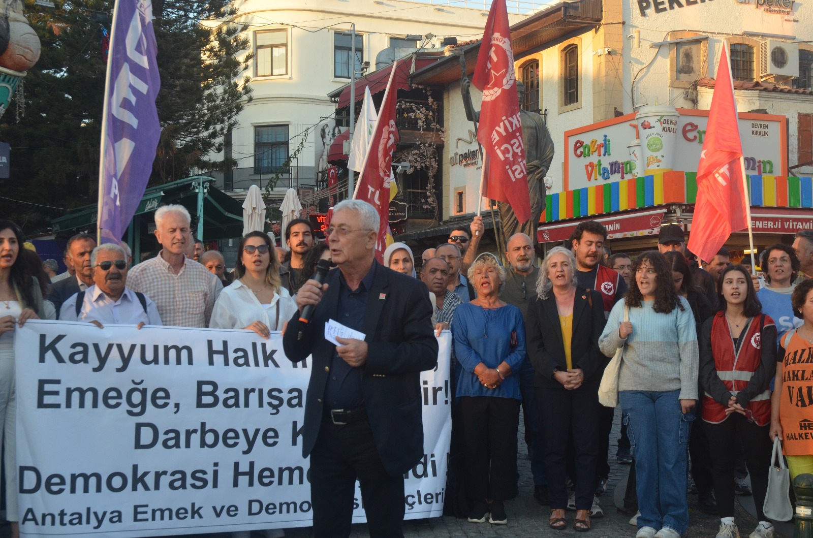 Antalya'da Emek ve Demokrasi Güçleri'nden Kayyum Atamalarına Protesto