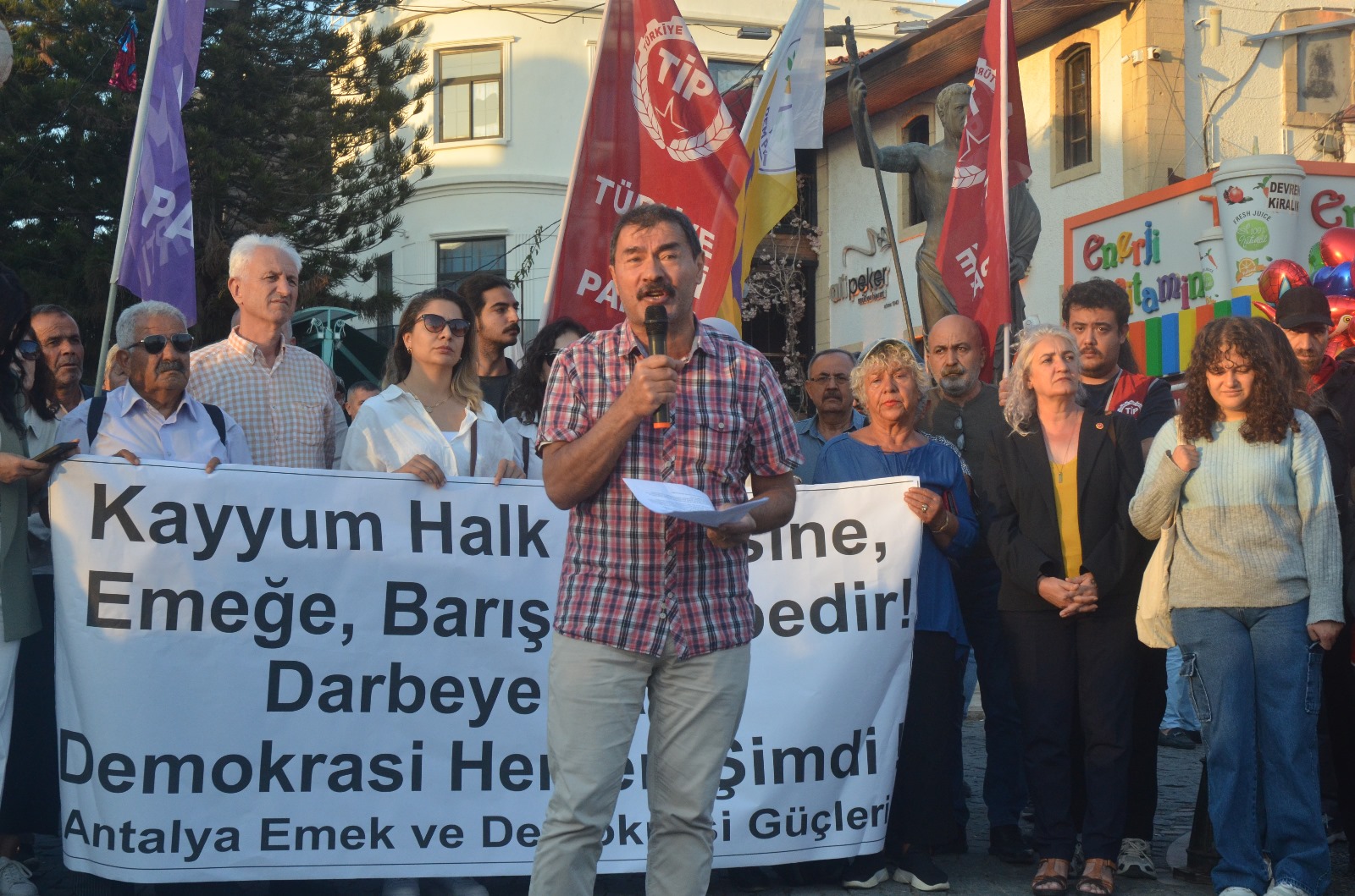 Antalya'da Emek ve Demokrasi Güçleri'nden Kayyum Atamalarına Protesto