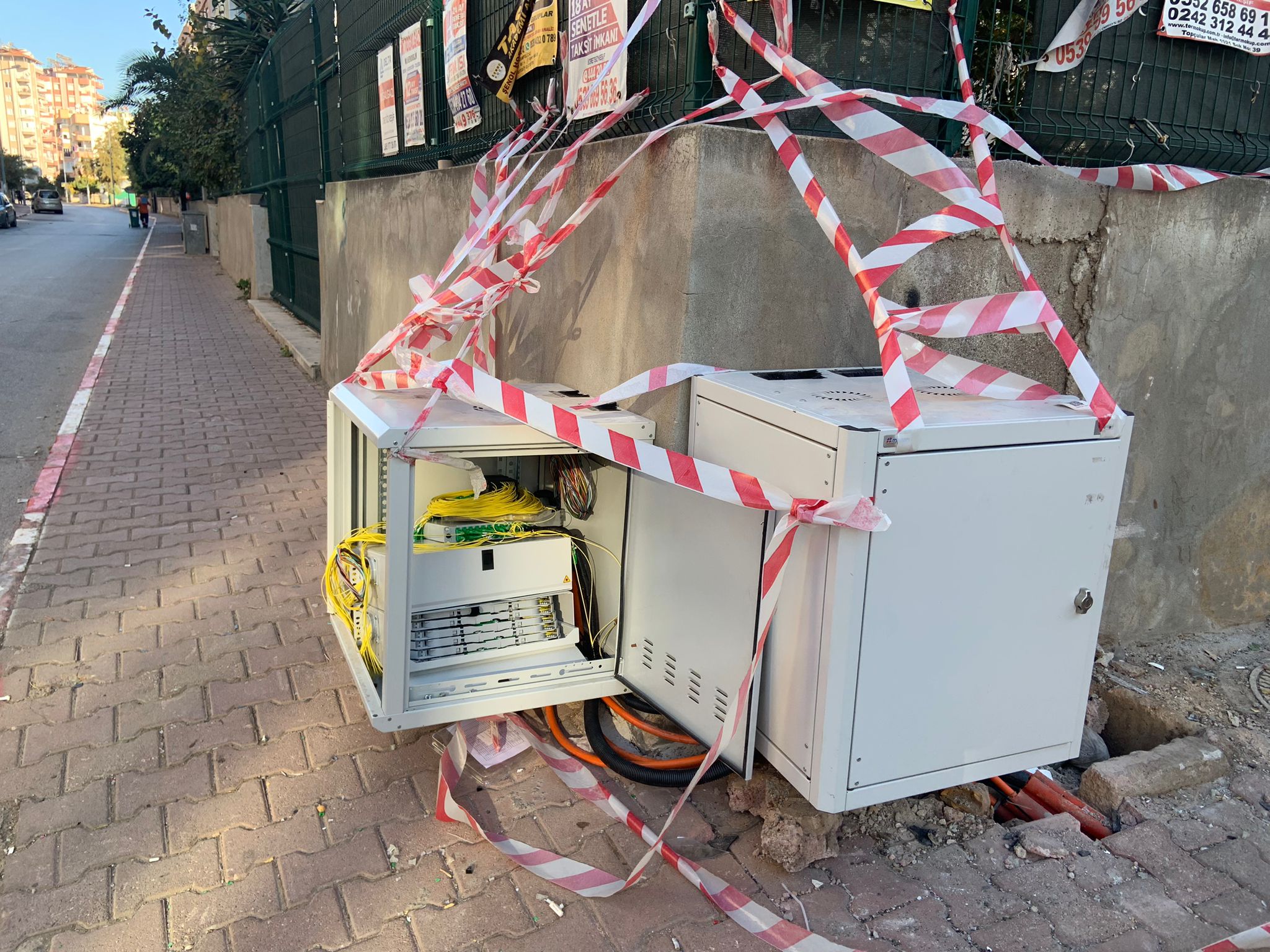 Antalya'da İlginç Olay: Kaza Sonrası İnternet Saha Dolabı Hurdacılar Tarafından Götürüldü