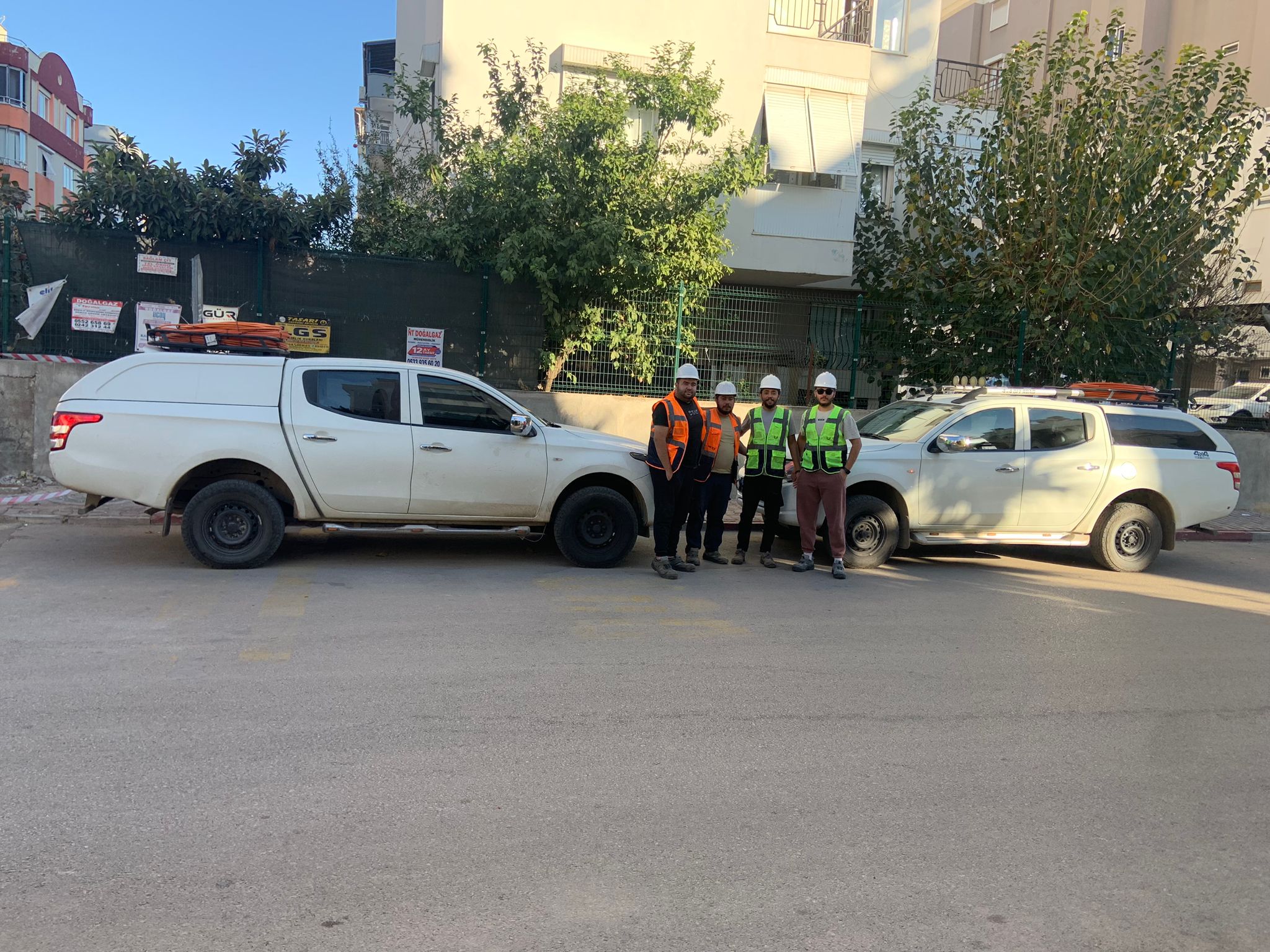 Antalya'da İlginç Olay: Kaza Sonrası İnternet Saha Dolabı Hurdacılar Tarafından Götürüldü