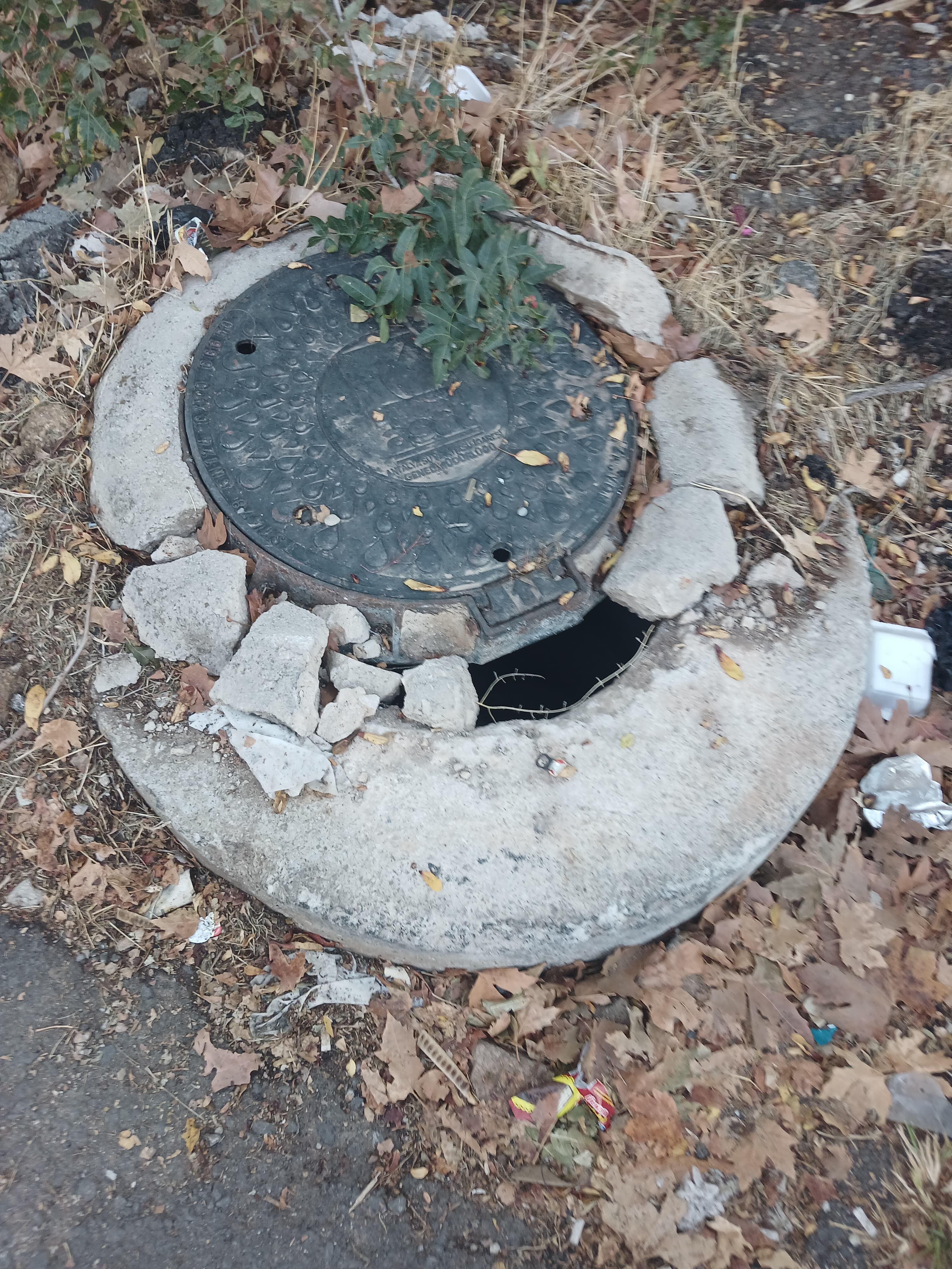 Açık Rögar Kapağı Tehlike Saçıyor