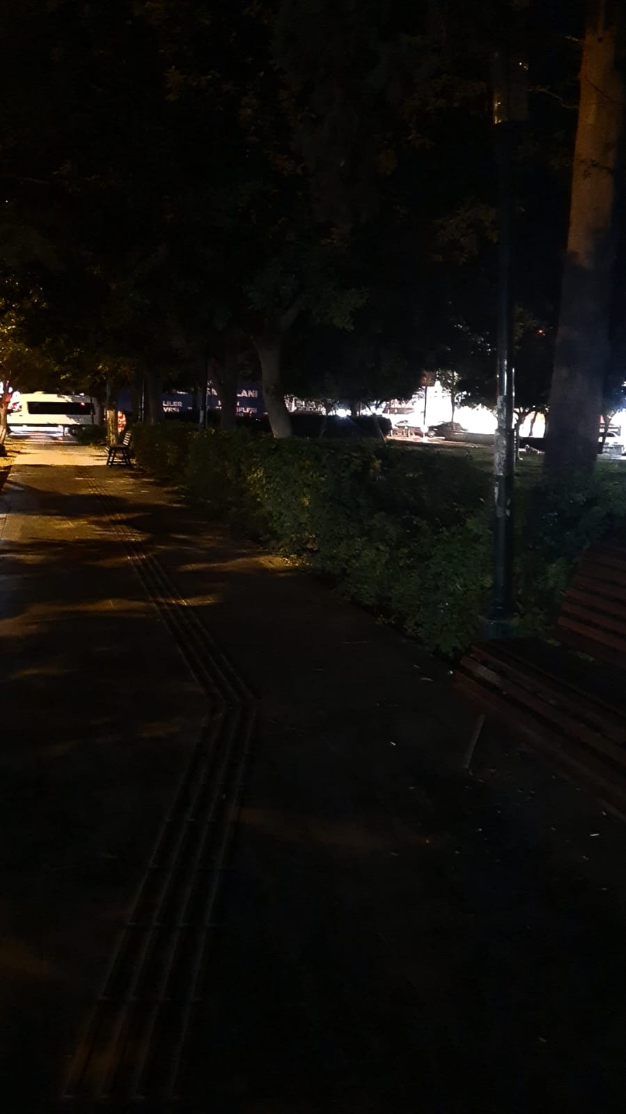 Parkın Işıkları Yanmıyor, Esnaf Şikayetçi 