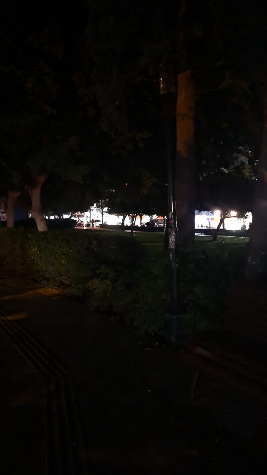 Parkın Işıkları Yanmıyor, Esnaf Şikayetçi 