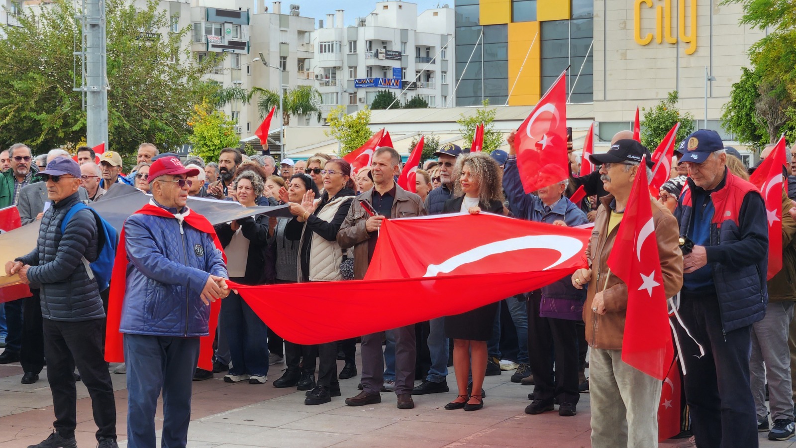 Soruşturma Geçiren Teğmenlere Eş Zamanlı Destek