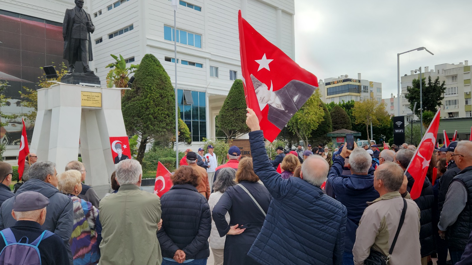 Soruşturma Geçiren Teğmenlere Eş Zamanlı Destek