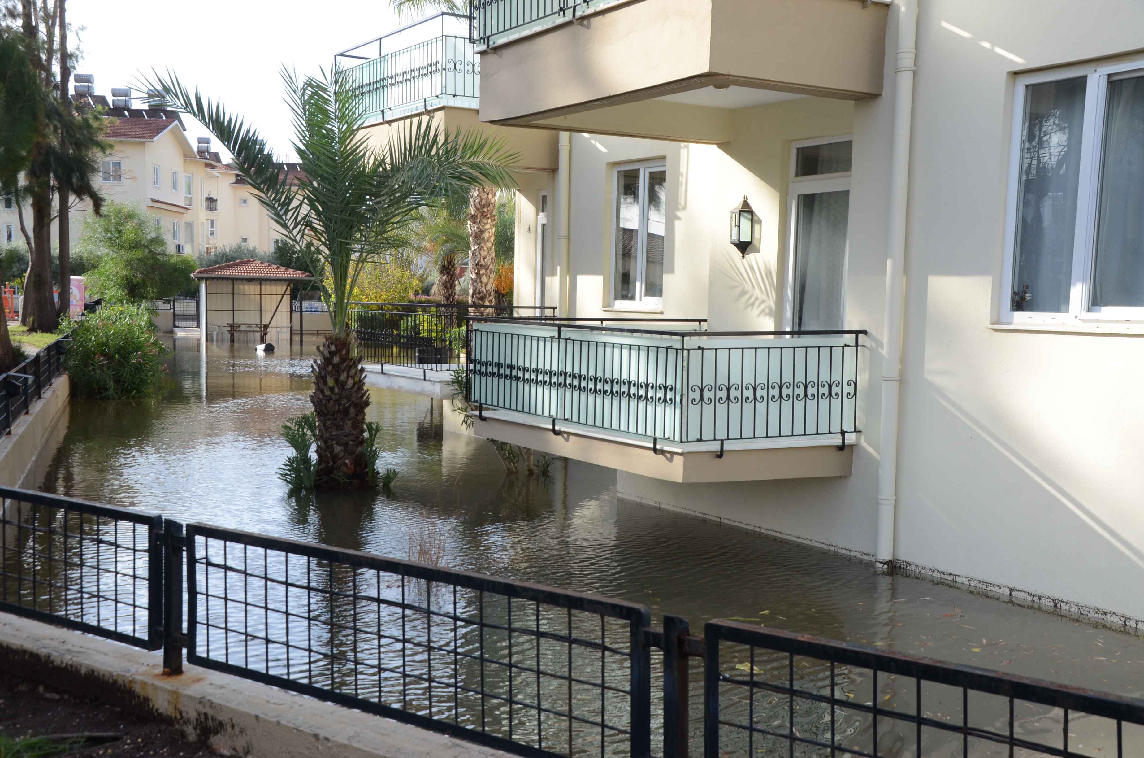 Antalya'da su basan alanlarda temizlik ve tahliye çalışması
