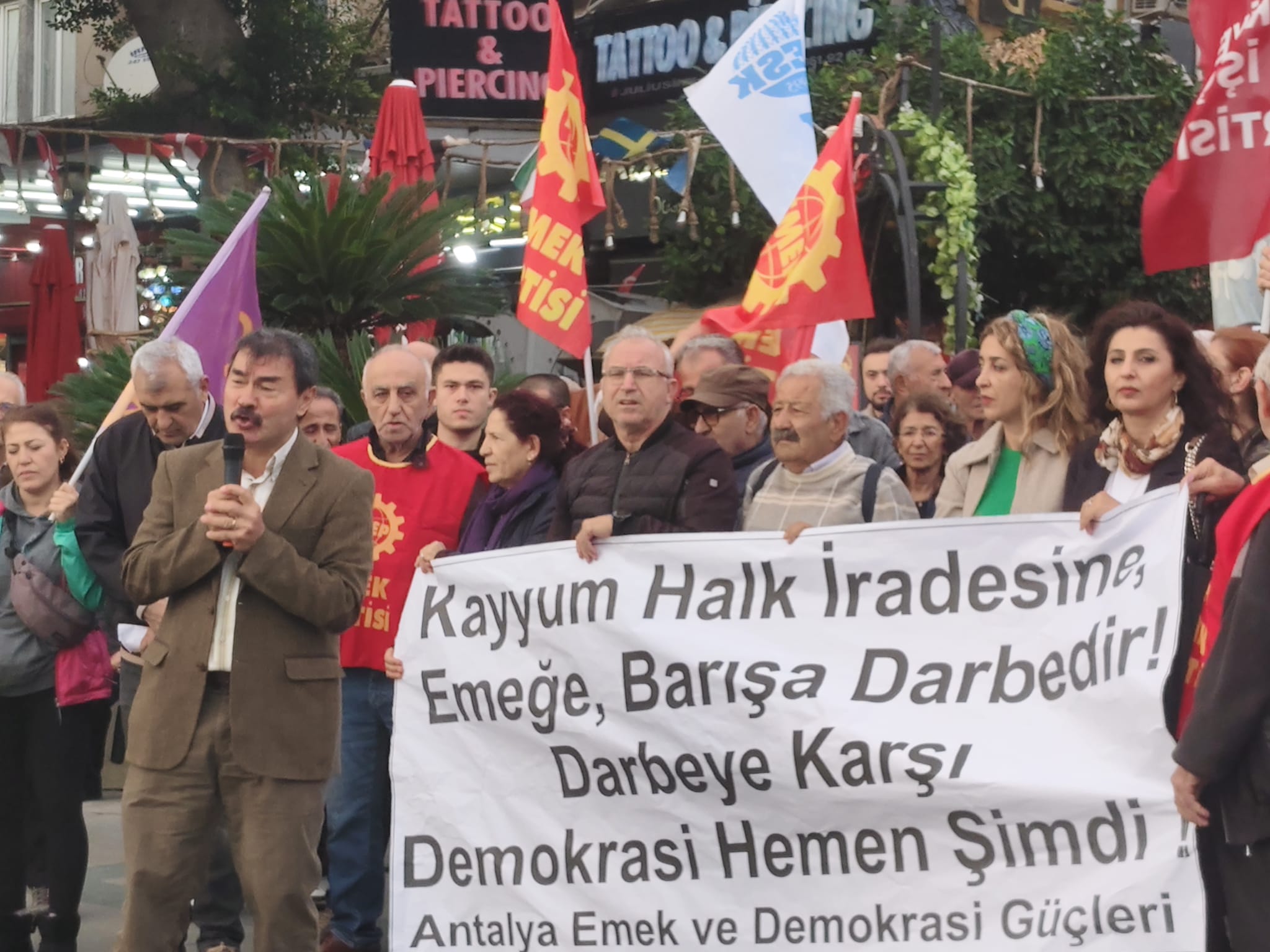 Antalya’da Emek ve Demokrasi Güçlerinden Kayyum Protestosu
