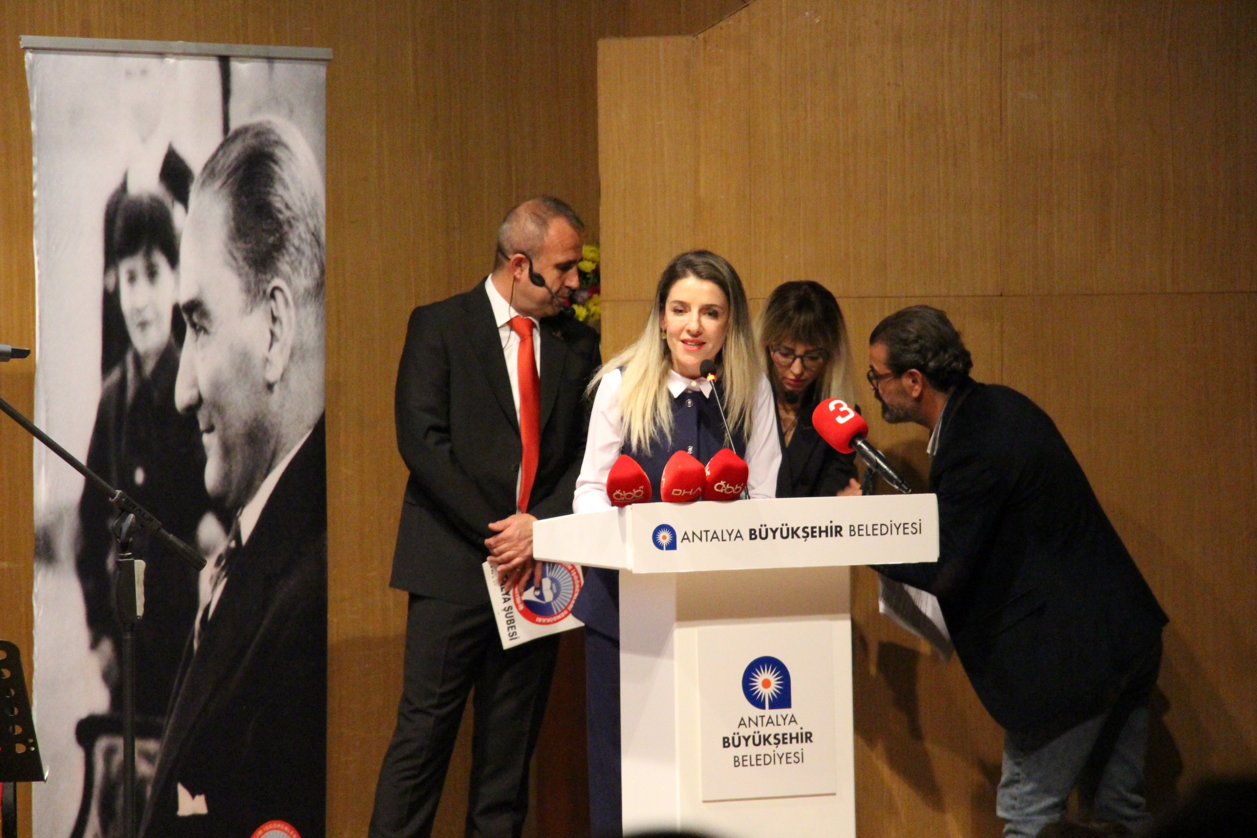"Başöğretmen Atatürk Onur Ödülü" Prof. Dr. Naci Görür'e teslim edildi