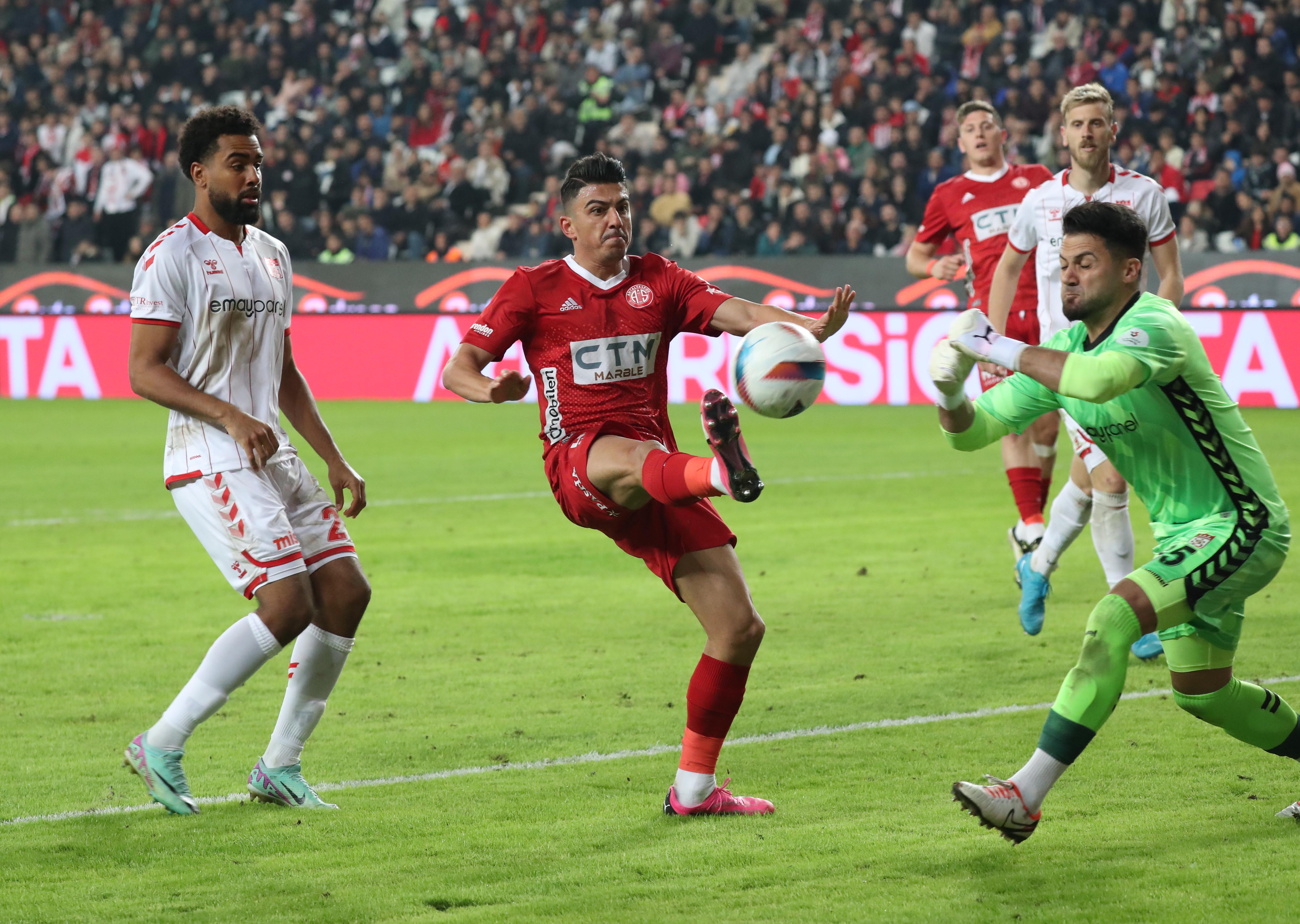 Antalyaspor Evinde Sivasspor’u Affetmedi! Antalyaspor: 2  – Sivasspor:1   