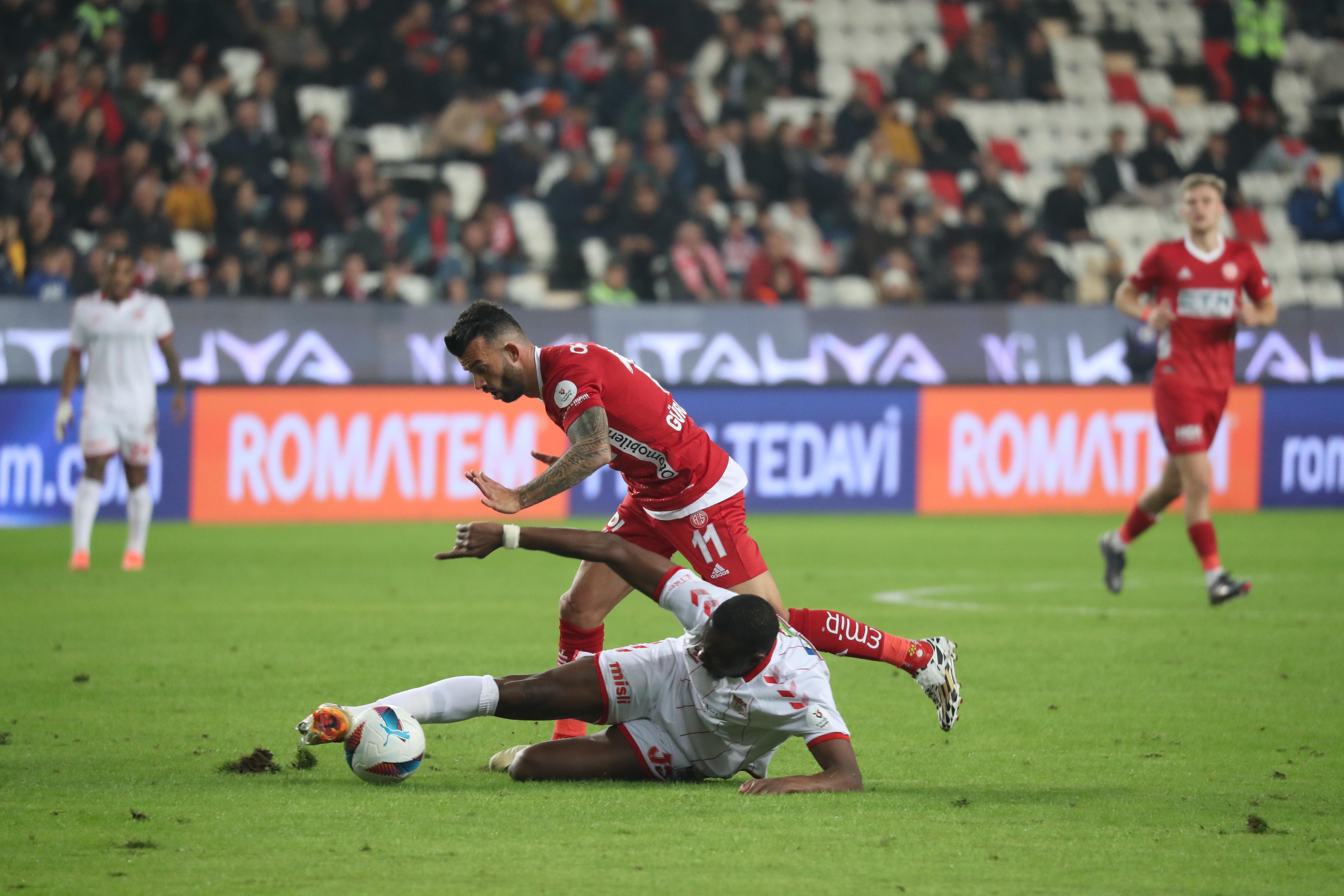 Antalyaspor Evinde Sivasspor’u Affetmedi! Antalyaspor: 2  – Sivasspor:1   
