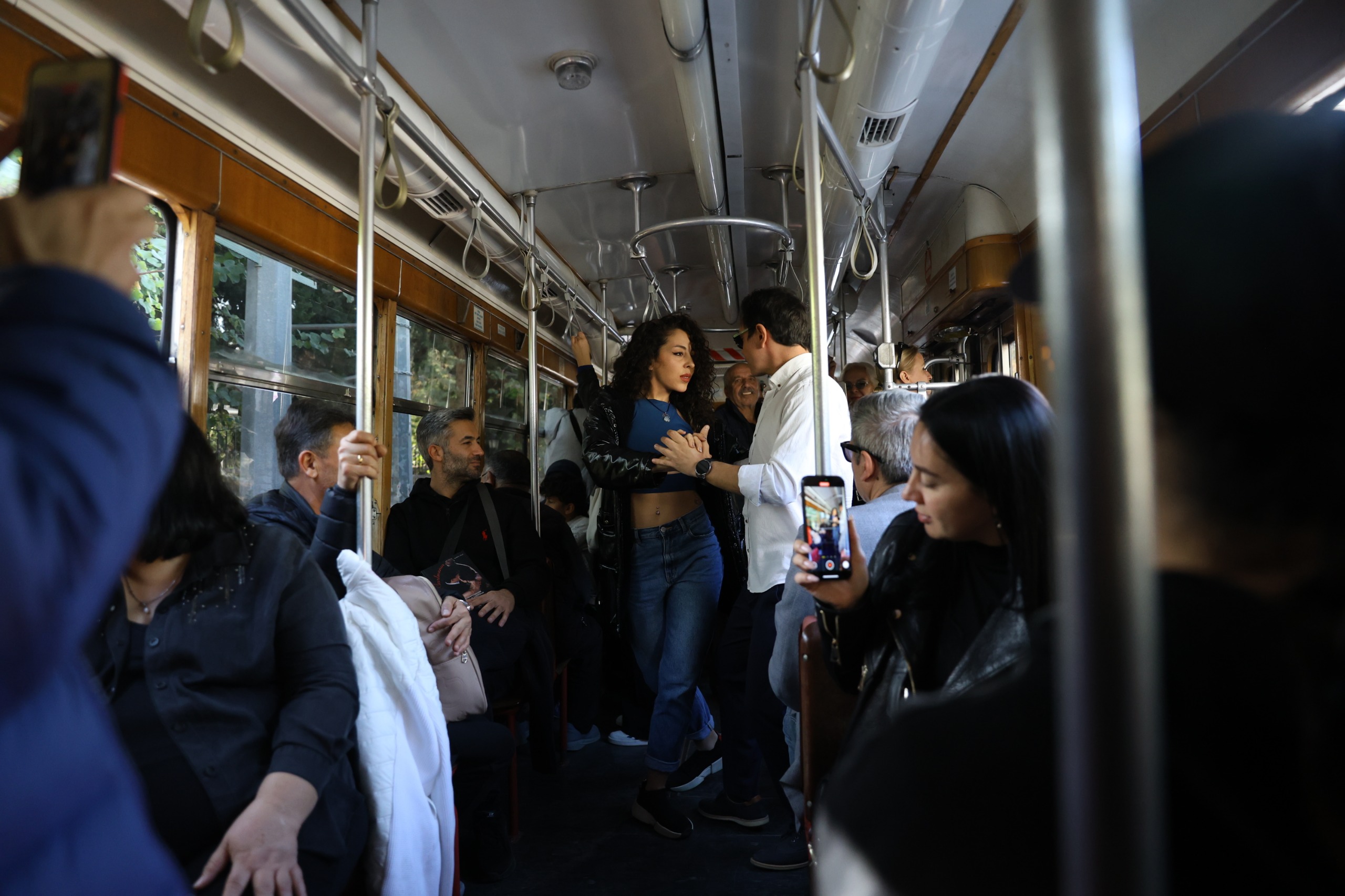 Antalya'da Konservatuvar Öğrencileri, Tramvayda Piyano Çaldı