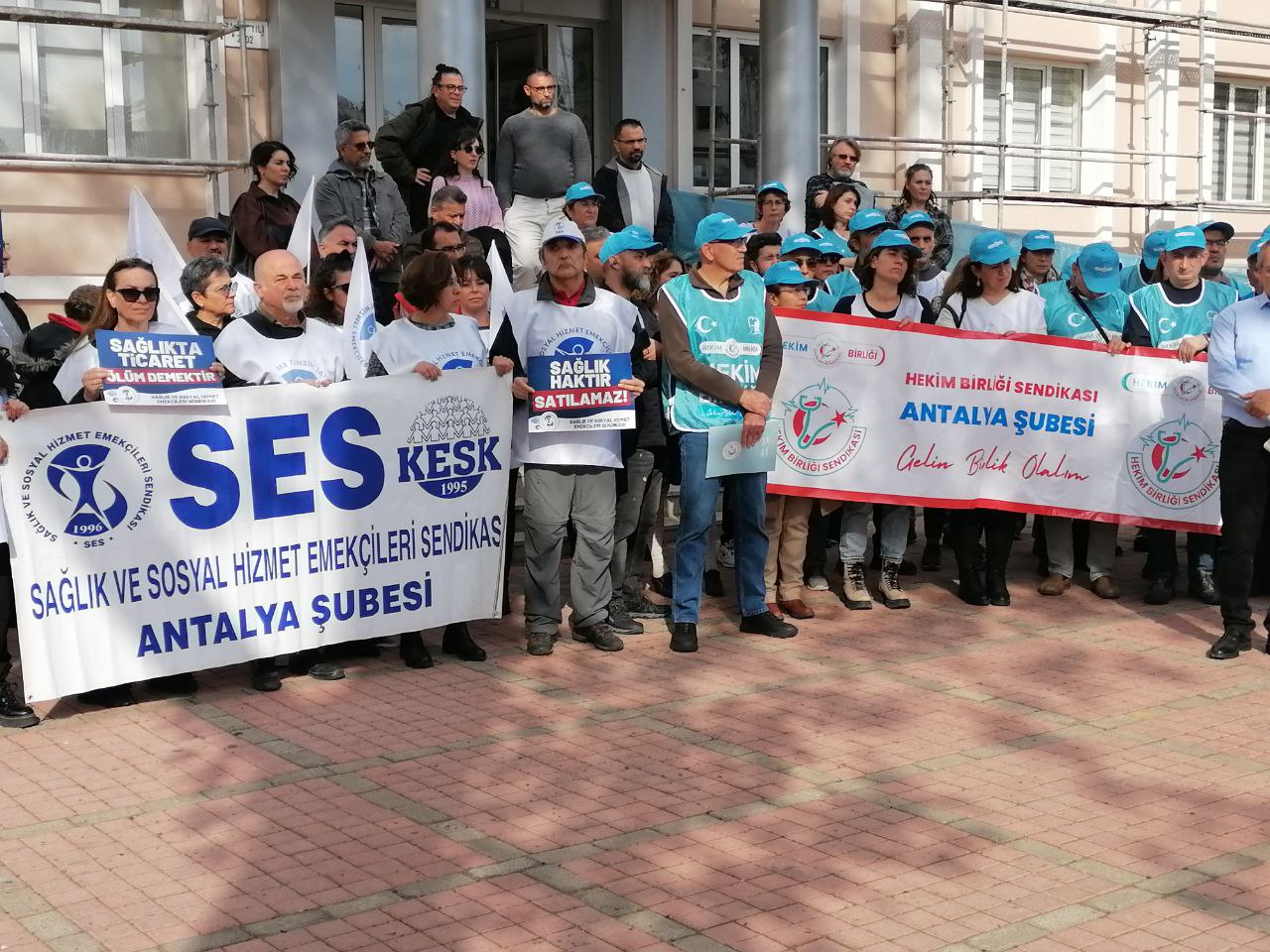 Antalya’da Sağlıkçılar Yeni Aile Hekimleri Yönetmeliğini Protesto Etti