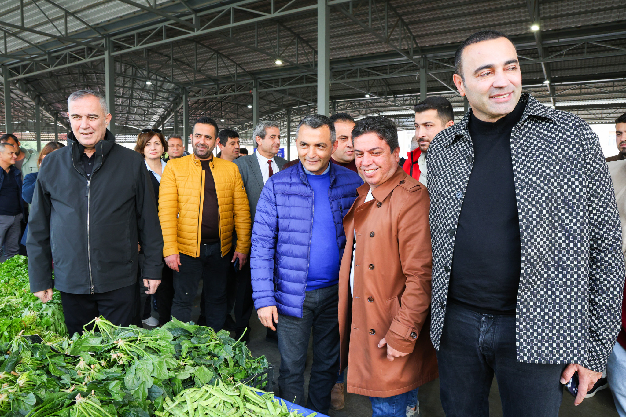 Başkan Kara Pazar Ziyaretinde Esnaf ve Vatandaşla Bir Araya Geldi