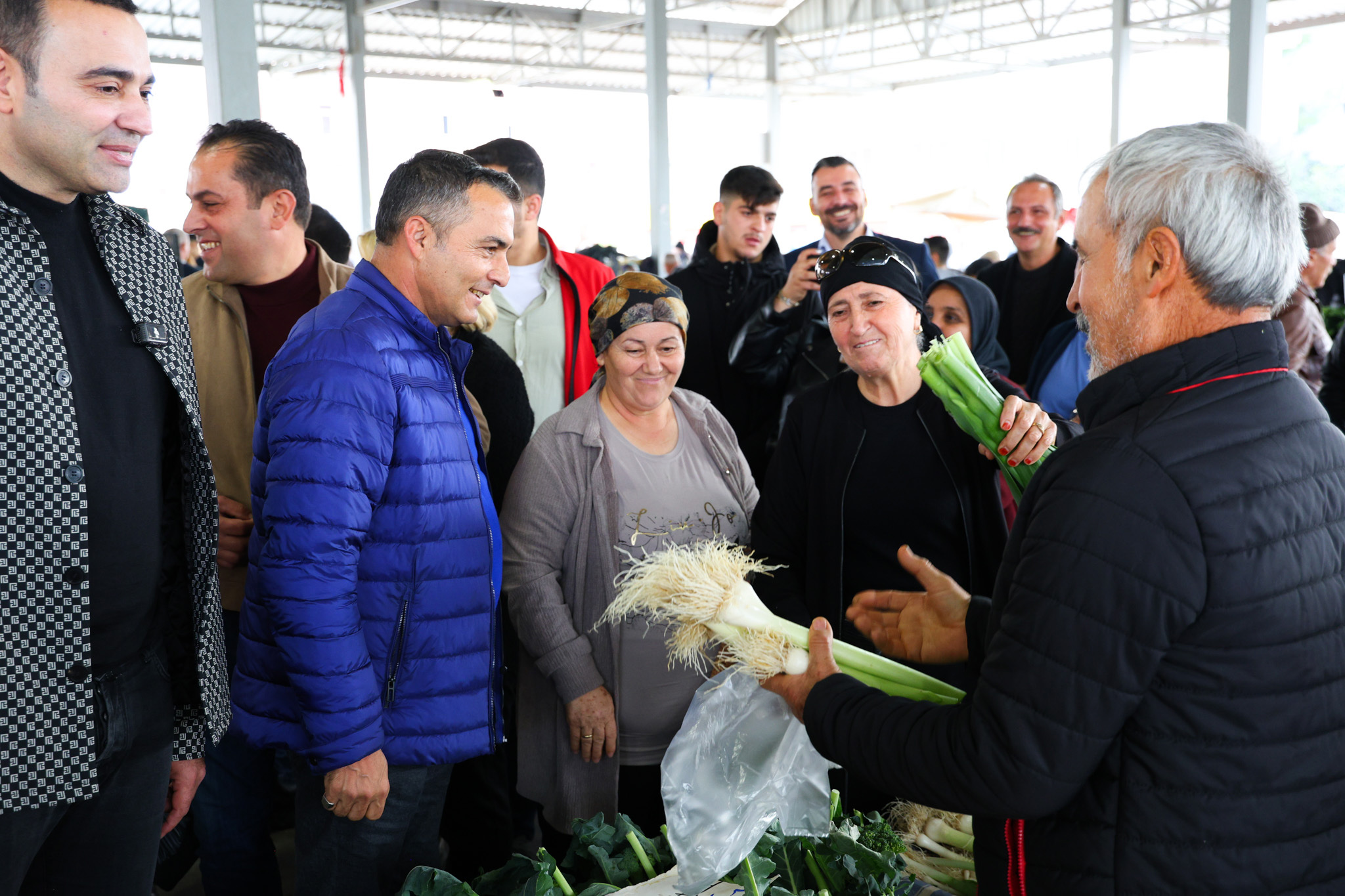 Başkan Kara Pazar Ziyaretinde Esnaf ve Vatandaşla Bir Araya Geldi