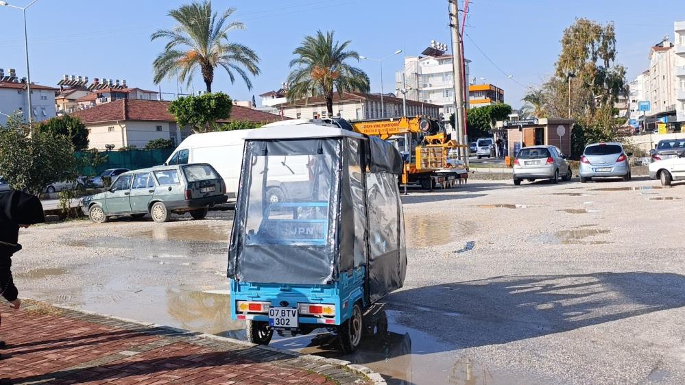 Manavgat'ta 3 Tekerlekli Elektrikli Bisiklet Kazası: Sürücü Yaralandı