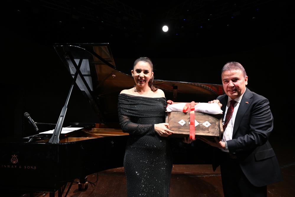 24. Uluslararası Antalya Piyano Festivali Karsu'nun Büyüleyici Performansıyla Başladı
