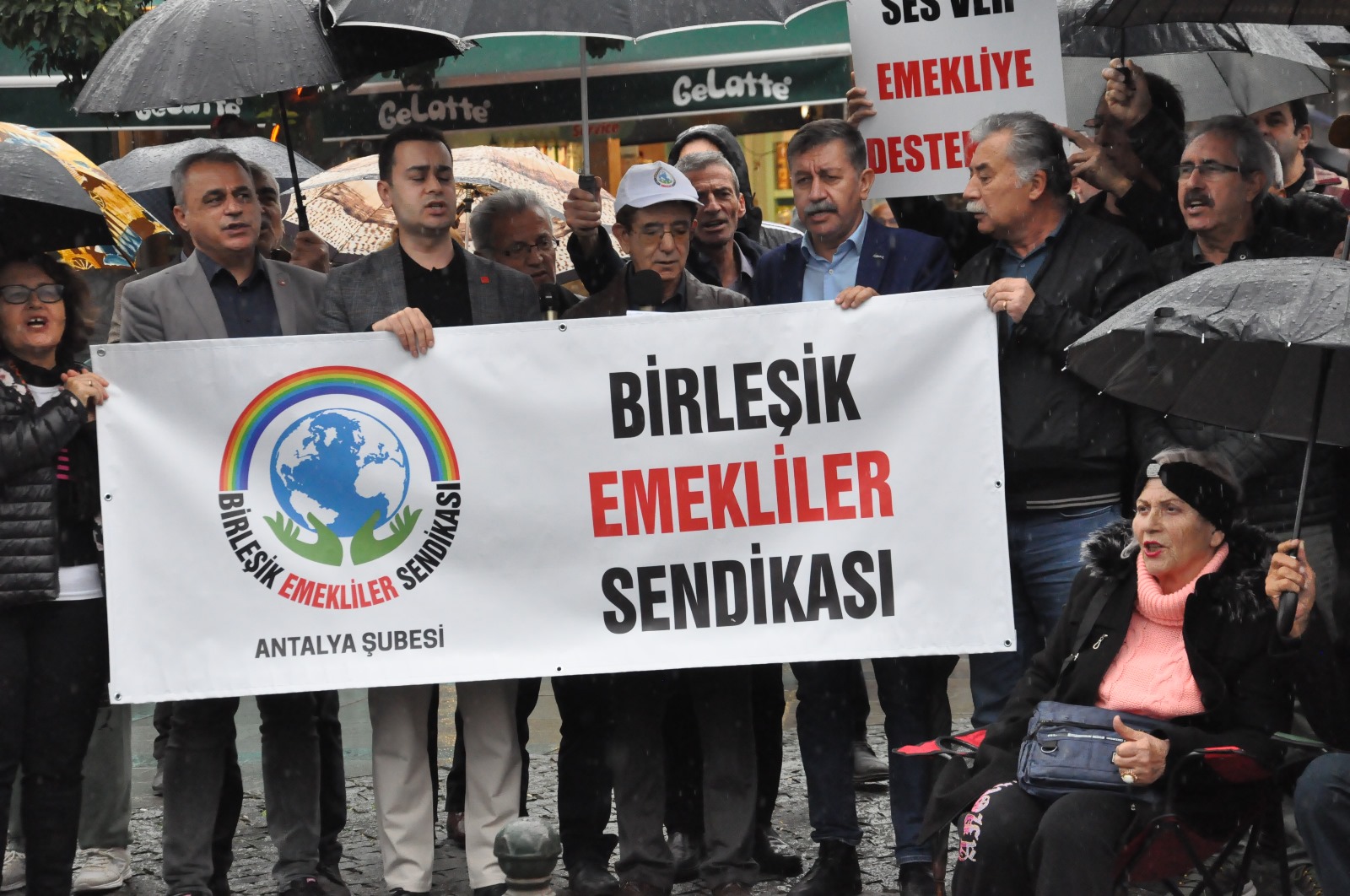 Antalya'da Emeklilerden "Geçinemiyoruz" Eylemi