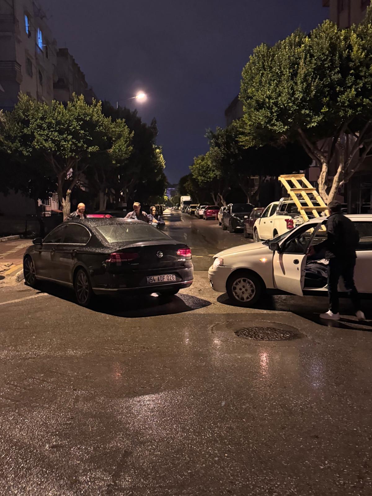 Kepez'de Gece Saatlerinde Maddi Hasarlı Trafik Kazası