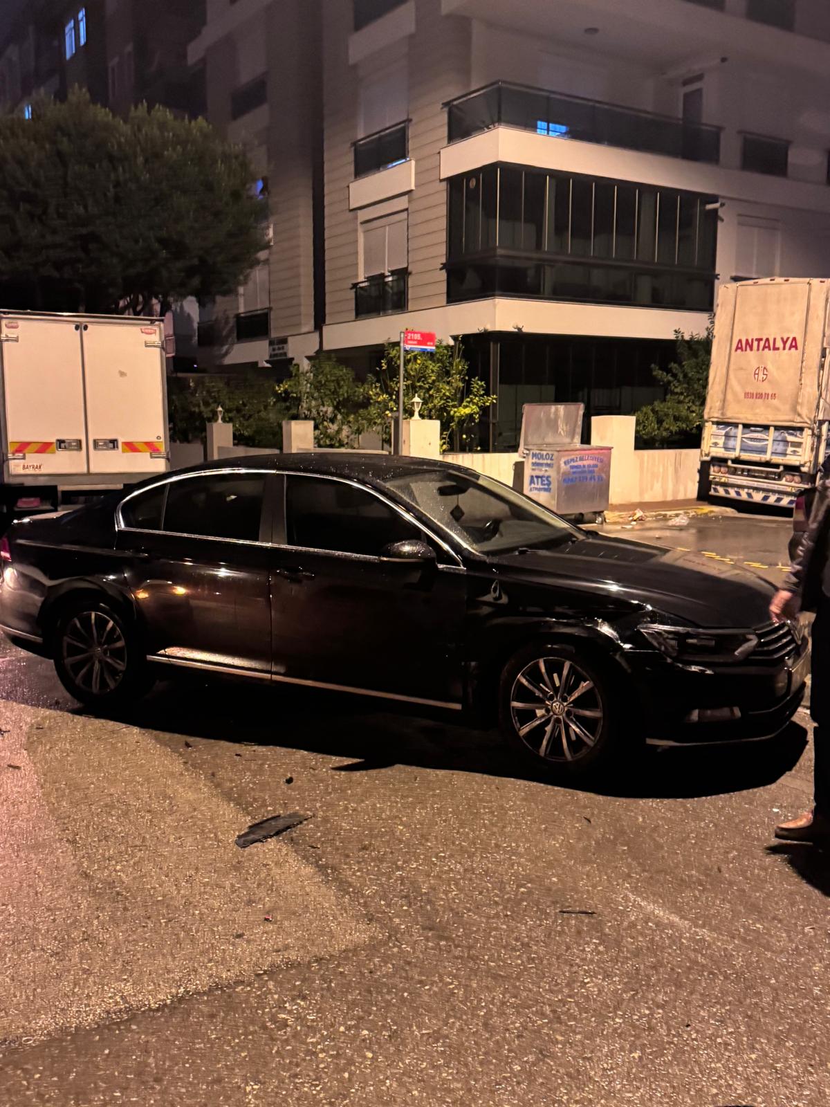 Kepez'de Gece Saatlerinde Maddi Hasarlı Trafik Kazası