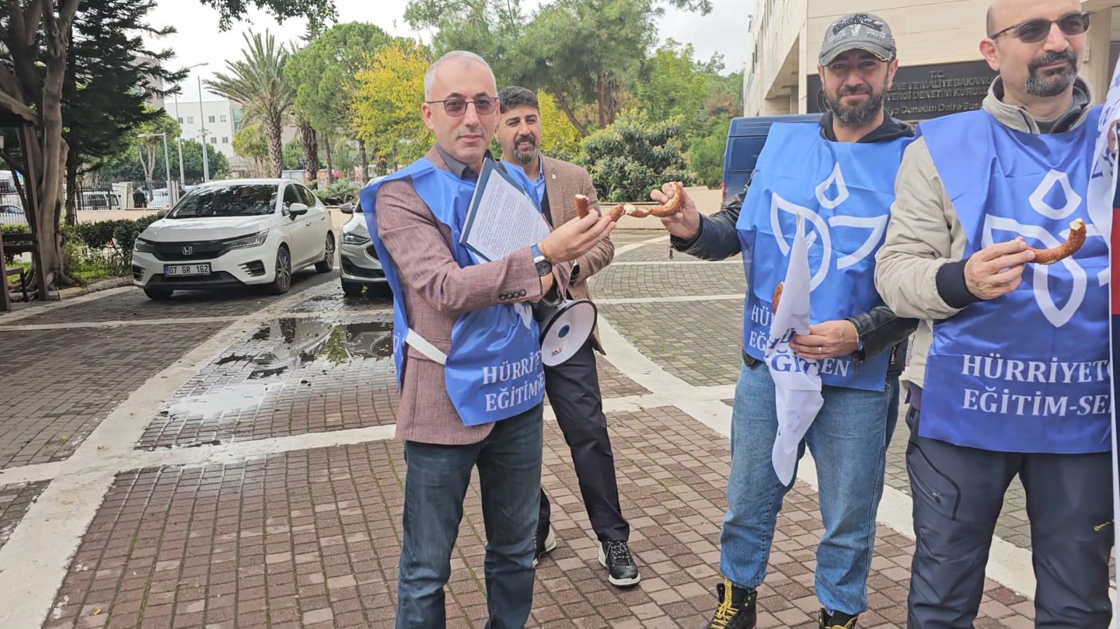 Defterdarlık Önünde 2 Kişiye 1 Simitli Eylem