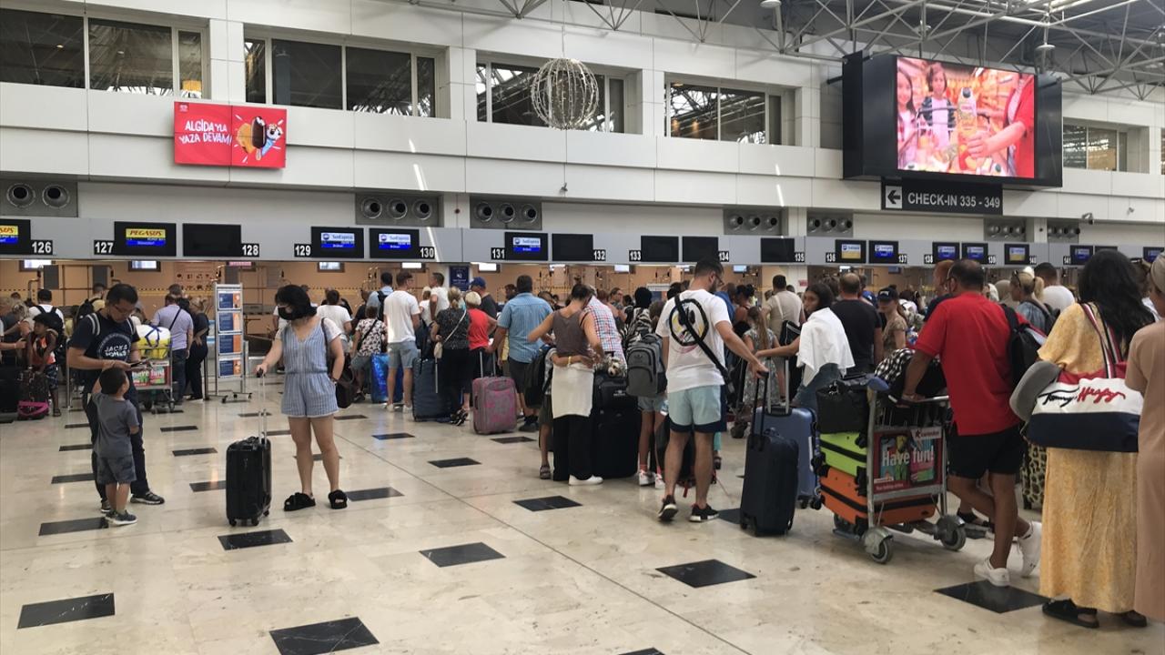 Antalya Havalimanı Kasım Ayında 2 Milyona Yakın Yolcuya Hizmet Verdi