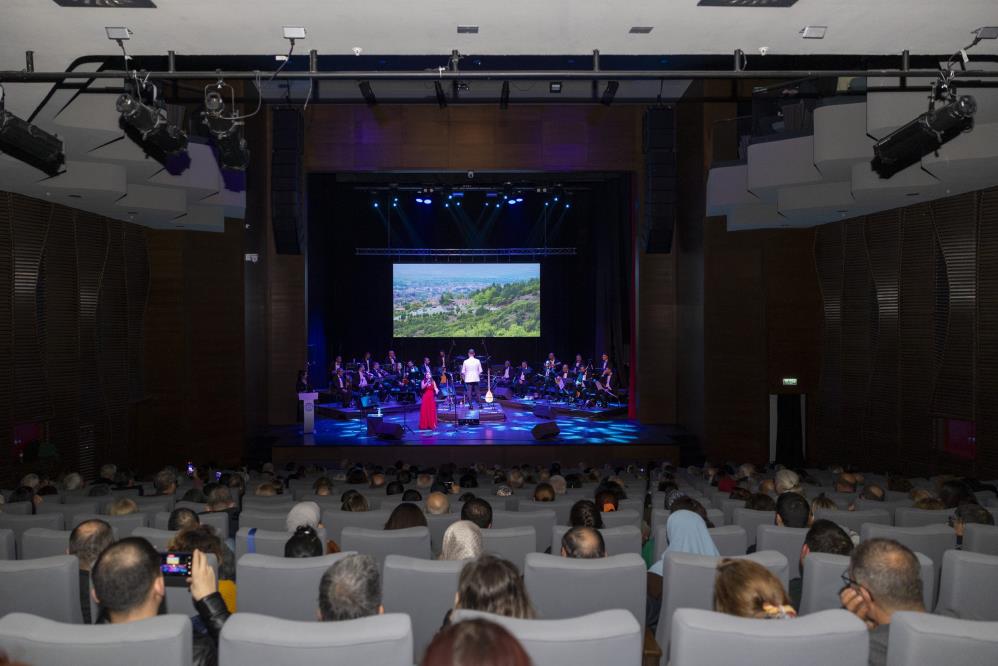 Mersin'de 'Köşe Bucak Anadolu' Konseri