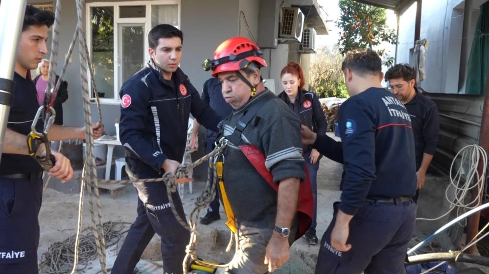 Antalya'da Su Kuyusuna İnen Adam İtfaiye Tarafından Kurtarıldı